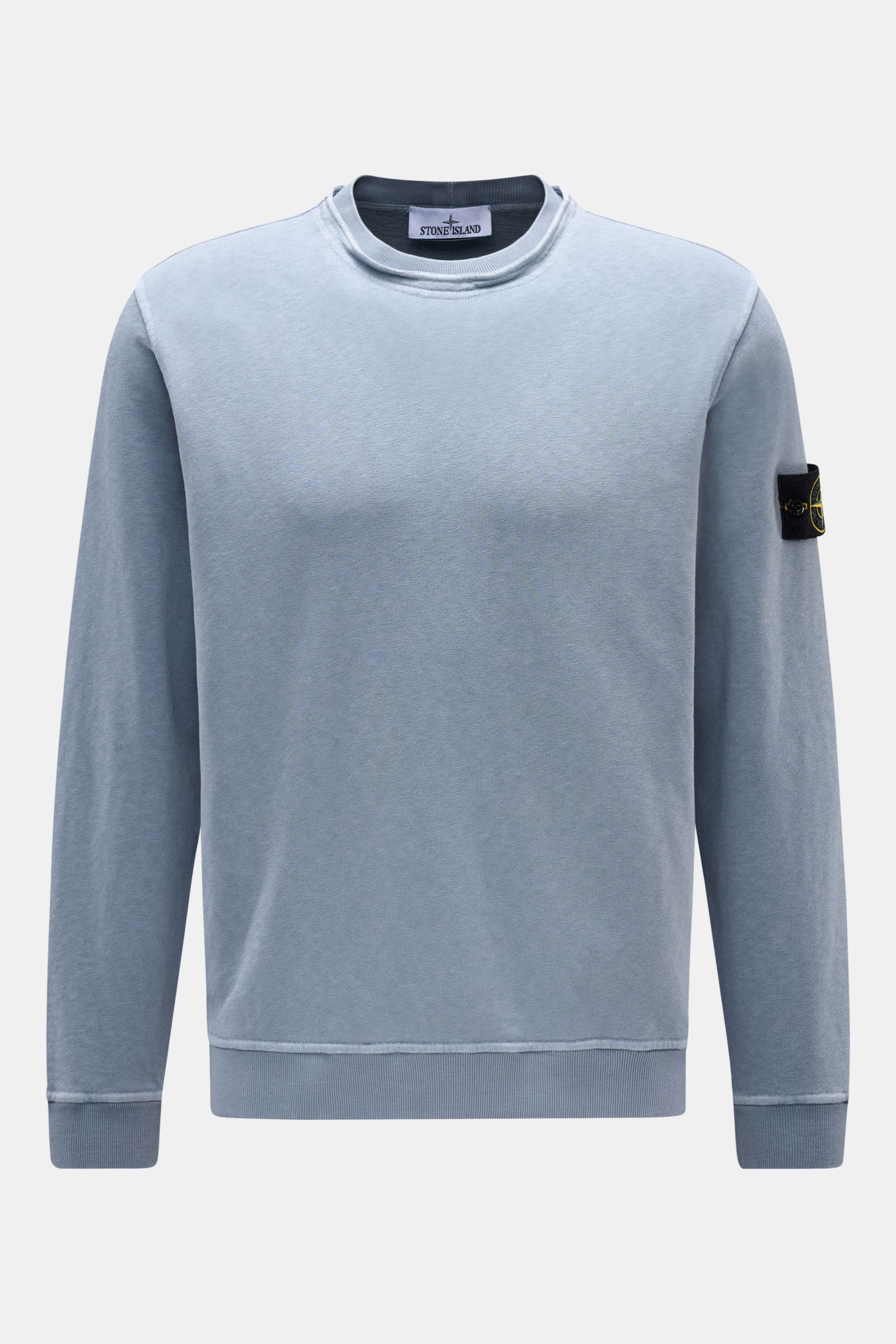 Stone Island Rundhals-Sweatshirt 'Washed Sweat' graublau, Frontansicht, Baumwolle, weicher Griff, Washed-Effekt, Nahtkante, Kompass-Badge am Ärmel.