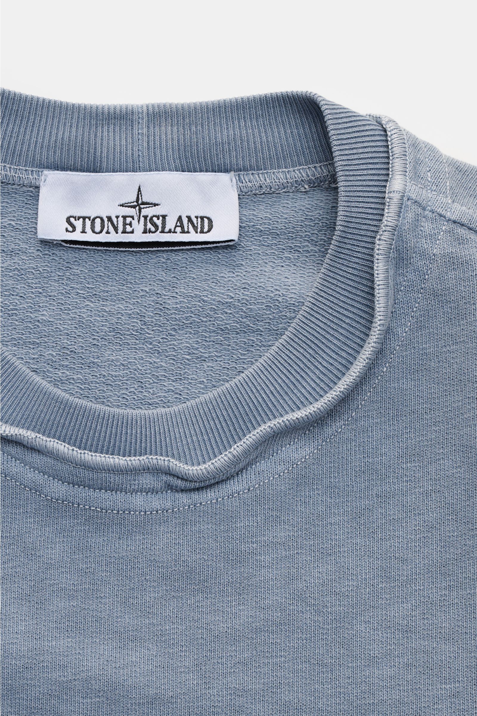 Stone Island Rundhals-Sweatshirt 'Washed Sweat' graublau, Nahaufnahme von oben, Stückfärbung mit modernem Washed-Effekt, Baumwolle, Nahtkante am Halsausschnitt.
