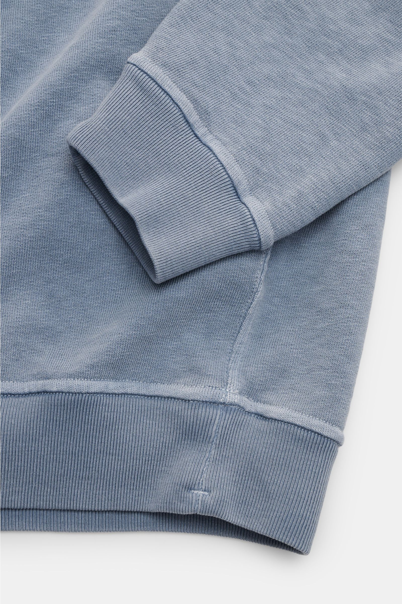 Nahaufnahme von Stone Island Rundhals-Sweatshirt 'Washed Sweat' graublau, mit Stückfärbung, modernem Washed-Effekt, außenliegender Nahtkante am Halsausschnitt, weichem Griff und komfortablen Rippbündchen.