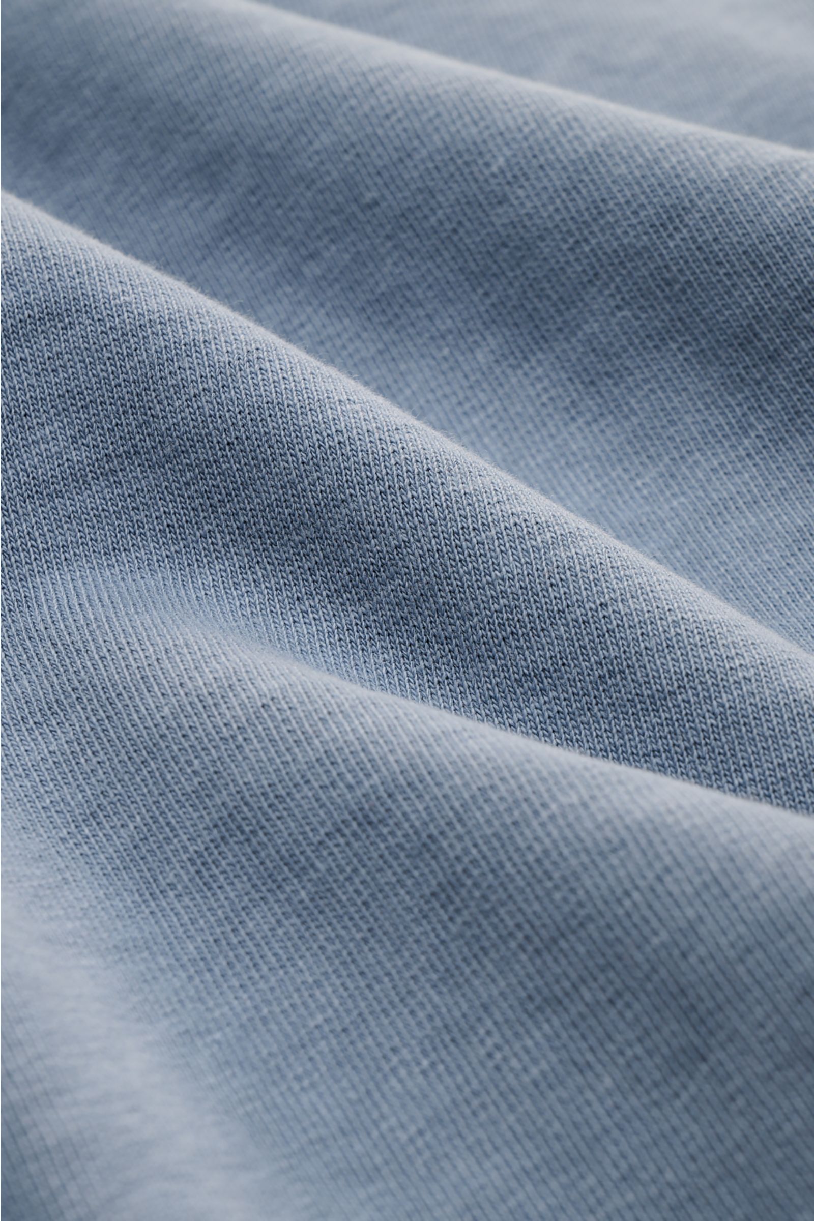 Stone Island Rundhals-Sweatshirt 'Washed Sweat' graublau, Detailaufnahme aus Nähe, reine Baumwolle mit weichem Griff und authentischem Washed-Effekt.