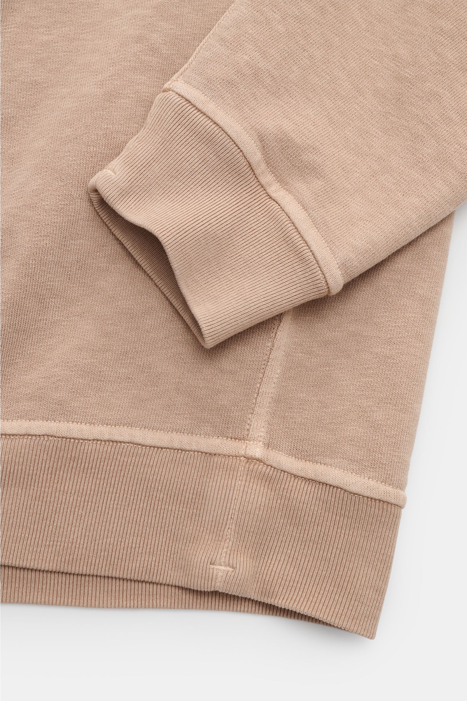 Stone Island Rundhals-Sweatshirt 'Washed Sweat' beige, Nahaufnahme von Ärmeln und Saum mit weichem Griff, Washed-Effekt und Nahtkante.