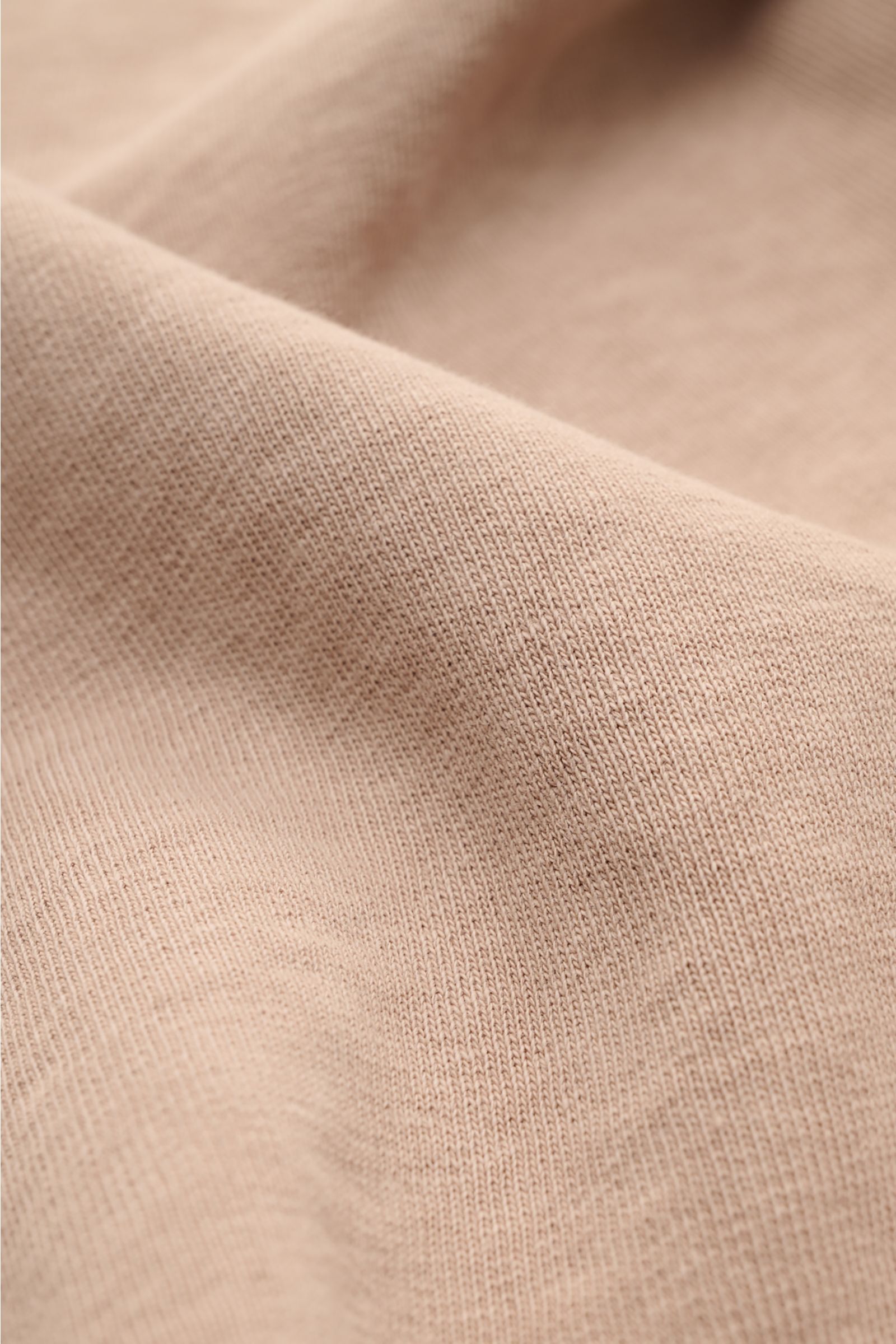 Stone Island Rundhals-Sweatshirt 'Washed Sweat' beige, Detailaufnahme Stoffstruktur, reine Baumwolle, weicher Griff, Washed-Effekt, Nahtkante am Hals.