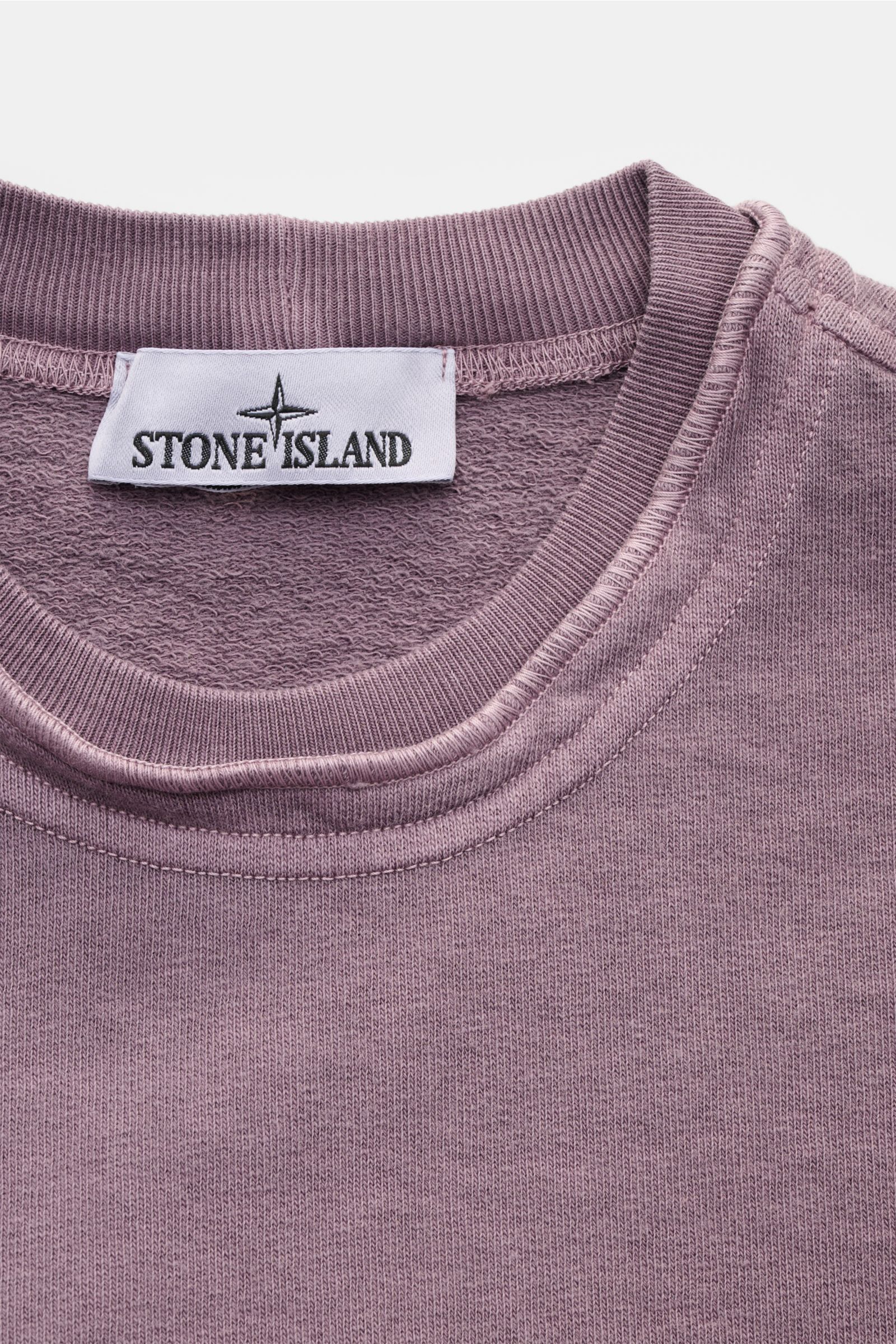 Stone Island Rundhals-Sweatshirt 'Washed Sweat' flieder, Nahaufnahme des Rundhalsausschnitts mit außenliegender Nahtkante, Baumwolle, weicher Griff, authentischer Washed-Effekt.