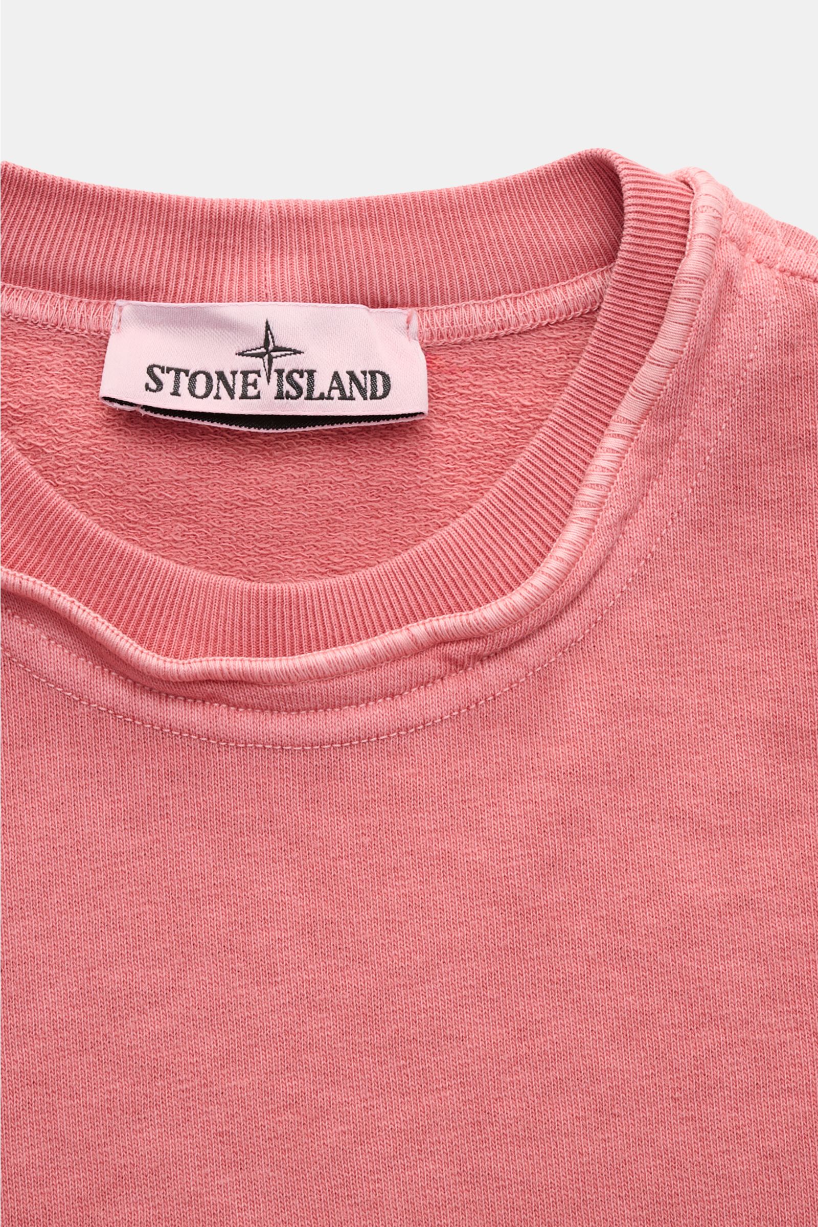 Close-up front view of Stone Island Crew neck sweatshirt 'Washed Sweat' antique pink, showing the collar with external seams and the Stone Island label.

Description: STONE ISLAND’s signature piece dyeing is used with a modern washed effect in this swe