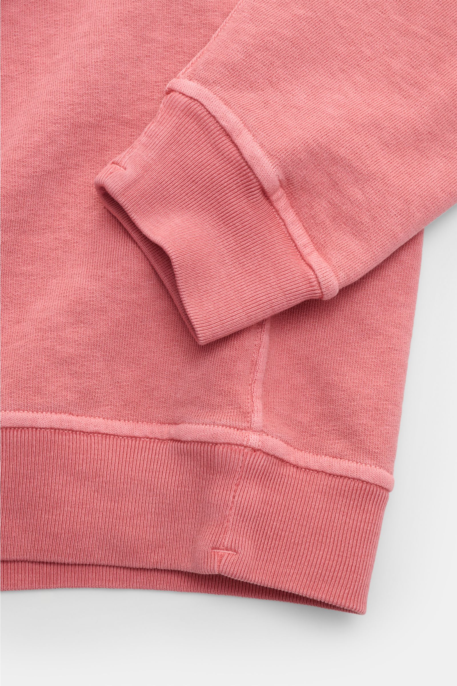 Close-up front-side view of the Stone Island Crew neck sweatshirt 'Washed Sweat' antique pink showing ribbed bands and external seams on the collar.

Description: STONE ISLAND’s signature piece dyeing is used with a modern washed effect in this sweatsh