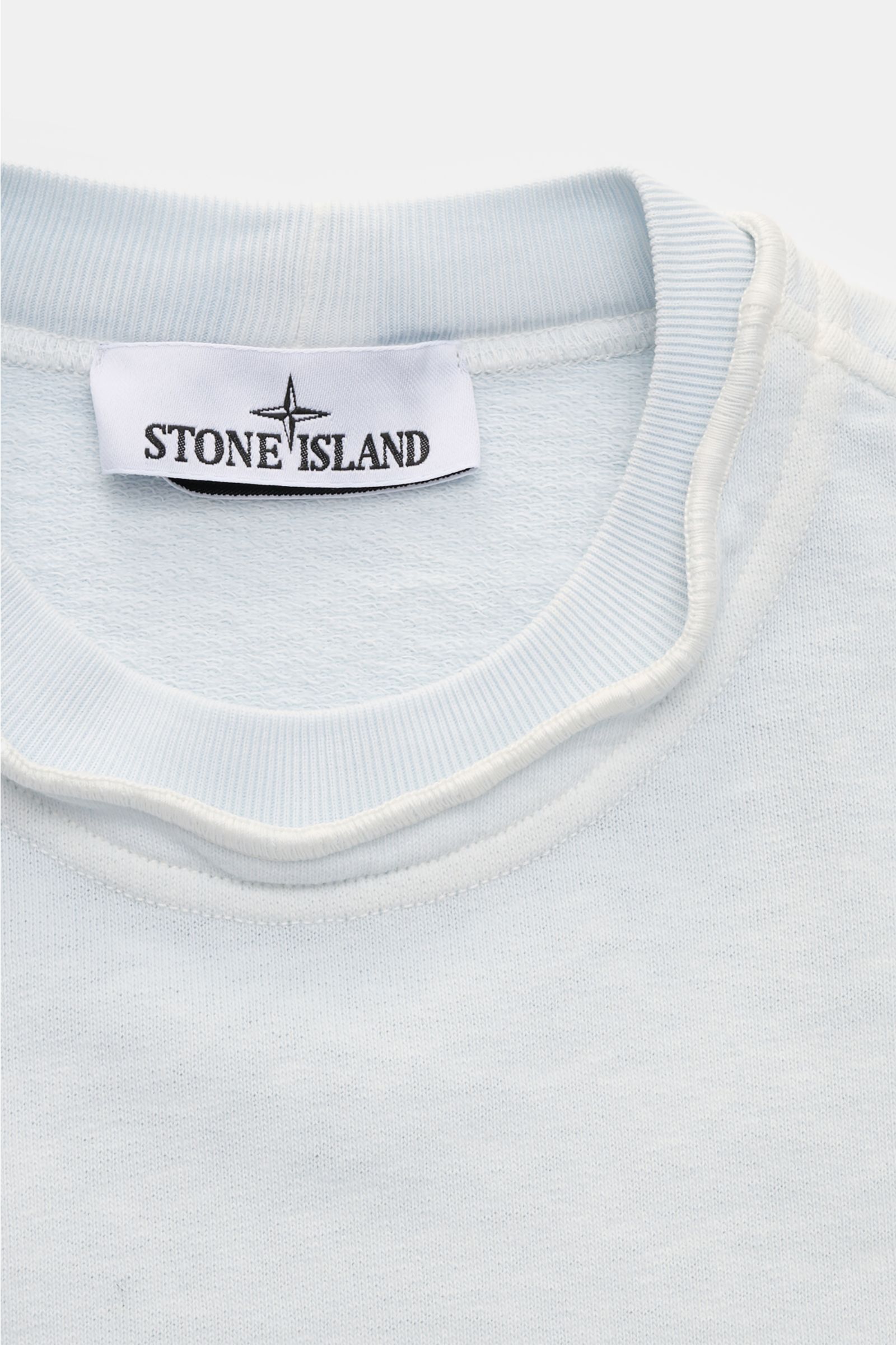 Stone Island Rundhals-Sweatshirt 'Washed Sweat' pastellblau, Detailaufnahme von oben, weicher Baumwollstoff, Washed-Effekt, Nahtkante Halsausschnitt.