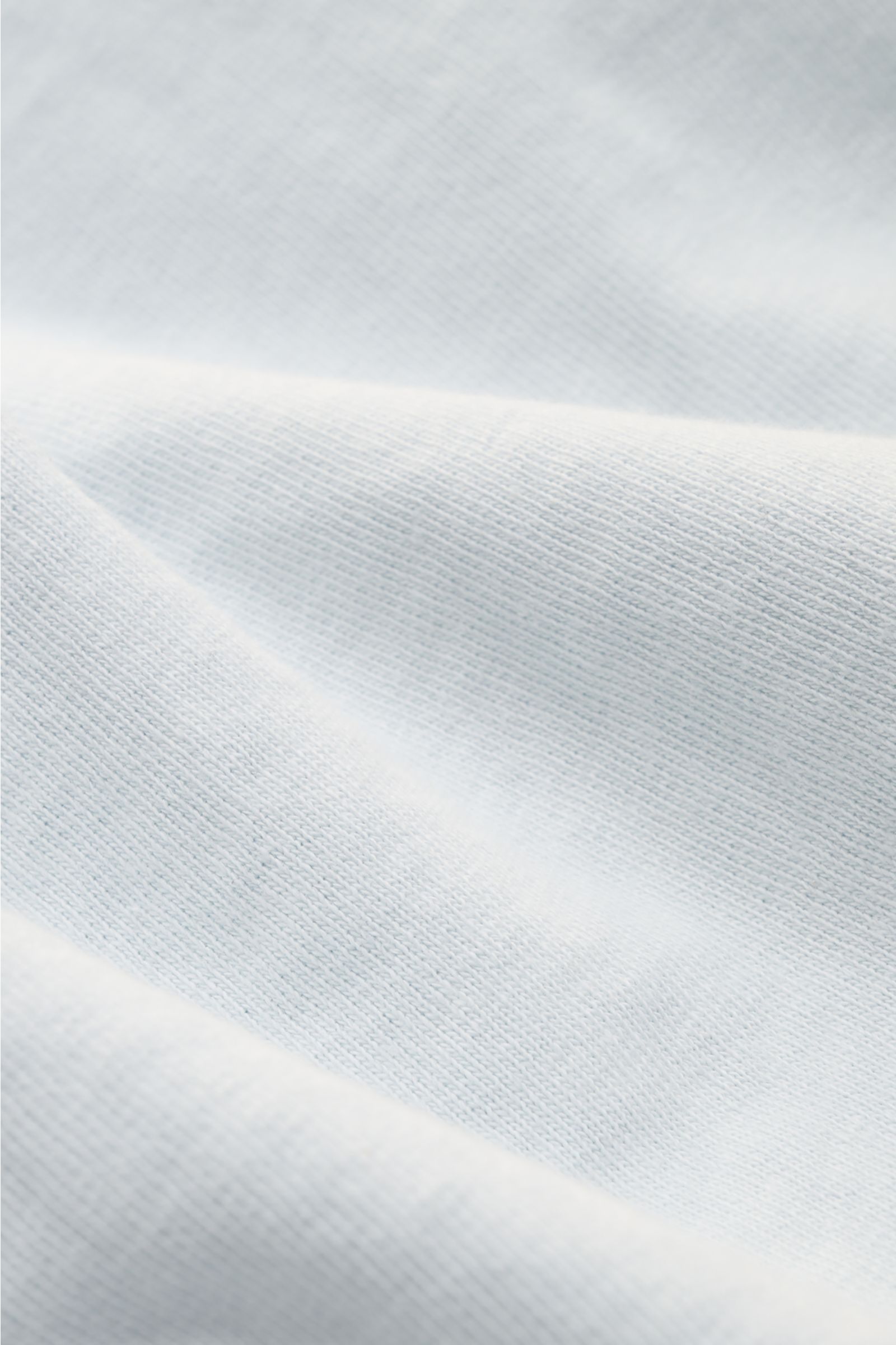 Stone Island Rundhals-Sweatshirt 'Washed Sweat' pastellblau, Detailaufnahme Stoffstruktur mit weichem Griff und authentischem Washed-Effekt.