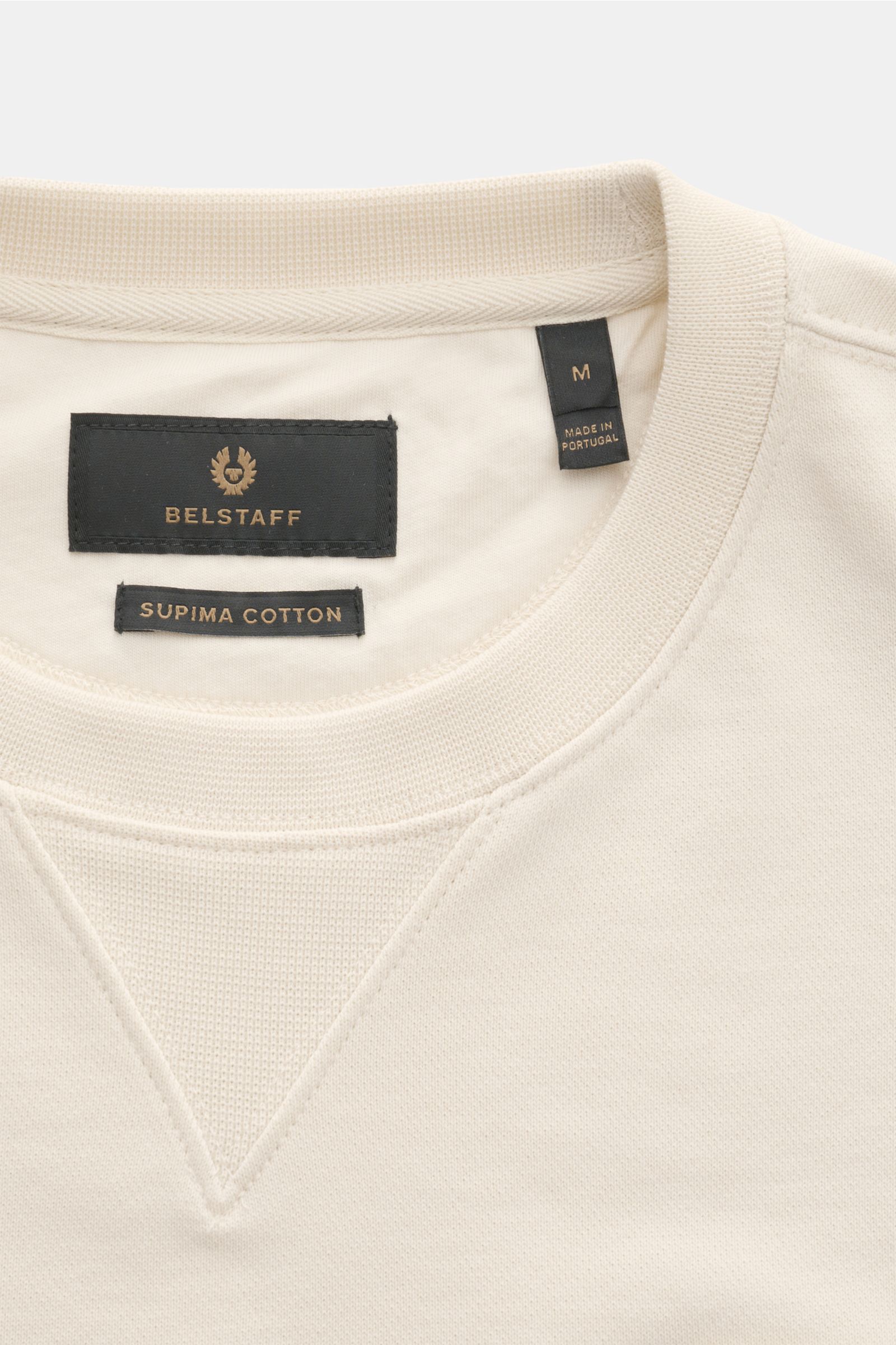 Belstaff Sweatshirt sand aus reiner Baumwolle, Slim Fit, Rundhalsausschnitt mit V-Stitch, tonales Weblabel, flexible Rippbündchen, Nahaufnahme.