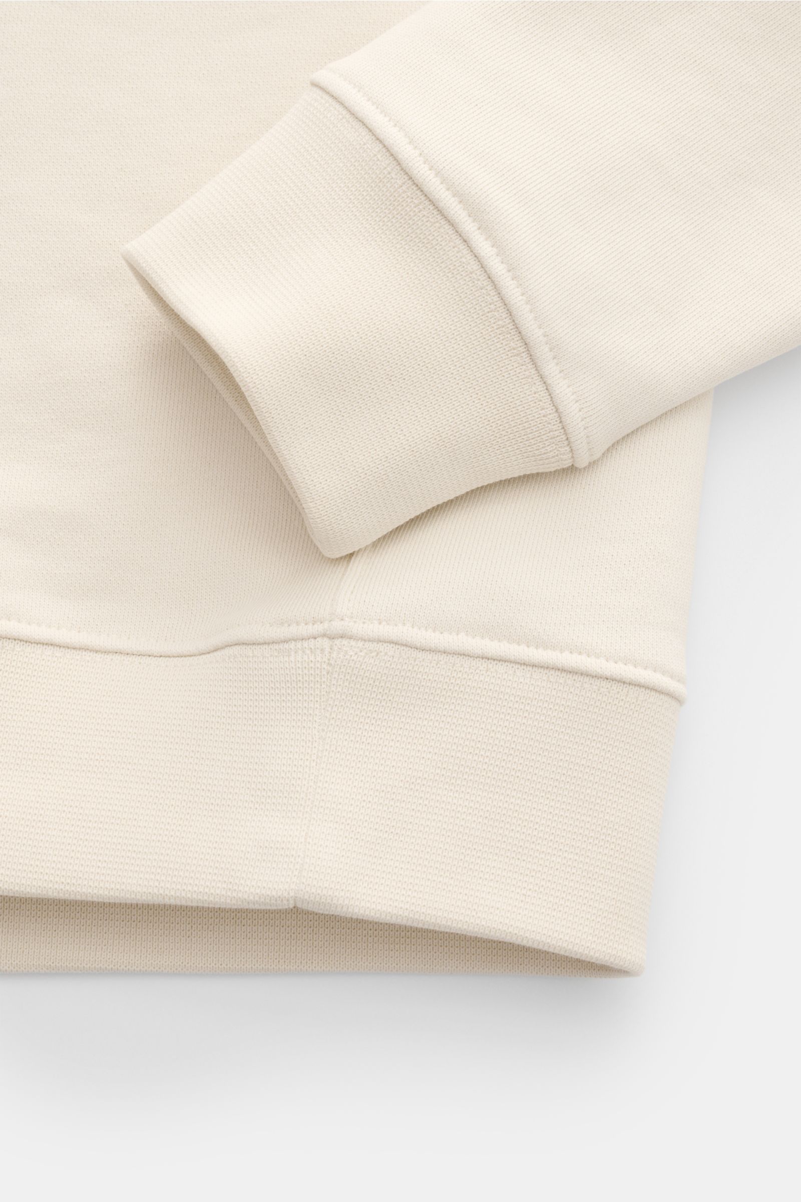 Belstaff Sweatshirt sand in Nahaufnahme von Ärmel und Bund, Slim Fit aus weicher, reiner Baumwolle mit V-Stitch und tonalem Weblabel.