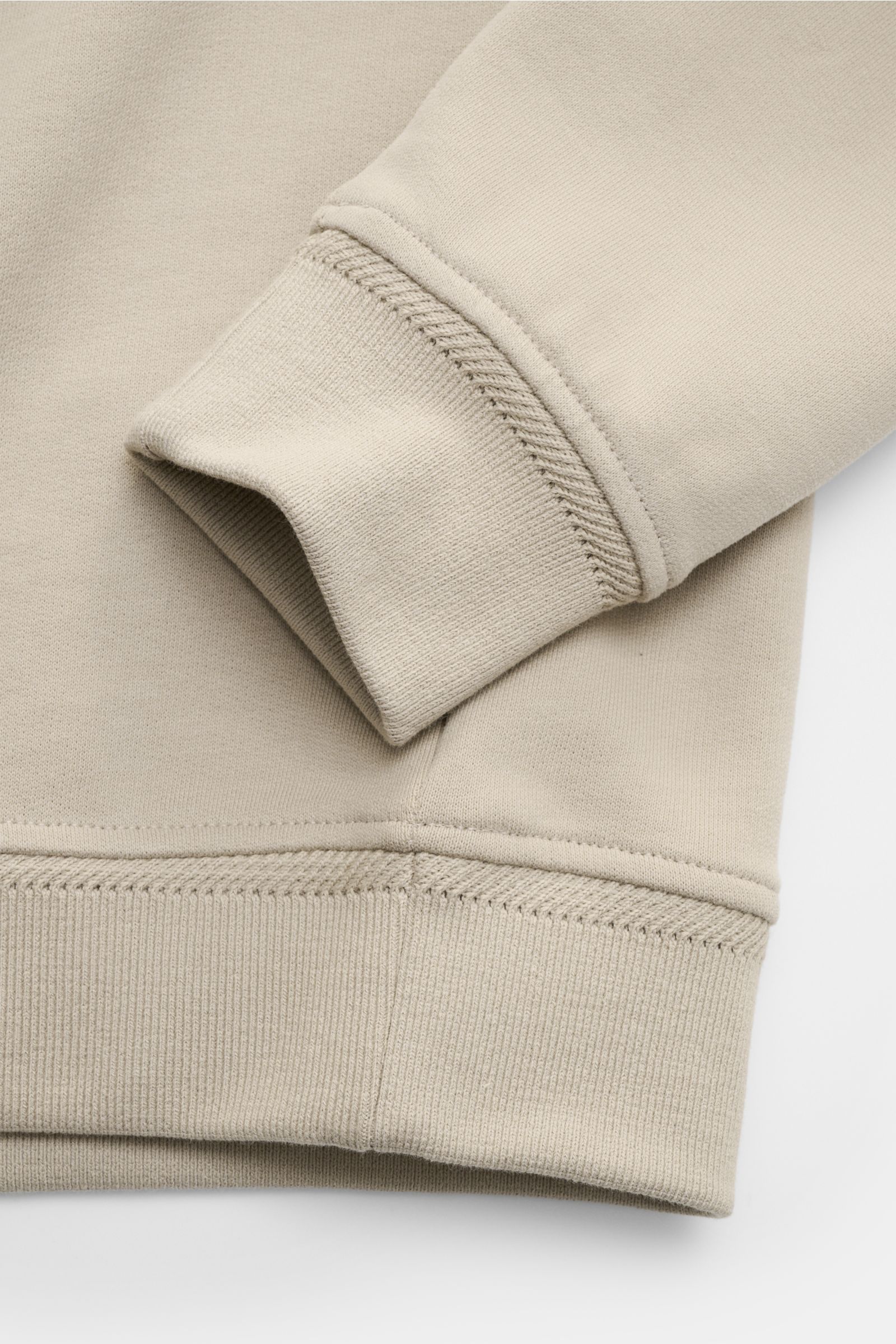 Belstaff Sweatshirt beige in Nahaufnahme von Ärmel und Saum, Baumwolle, Slim Fit, V-Stitch, tonales Weblabel, flexible Rippbündchen.