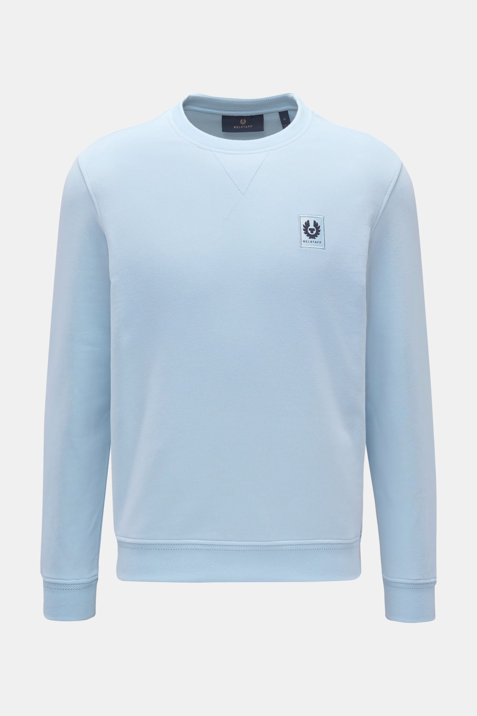 Belstaff Sweatshirt hellblau, frontal fotografiert, Slim Fit, reine Baumwolle, V-Stitch am Rundhalsausschnitt, tonales Weblabel, flexible Rippbündchen.