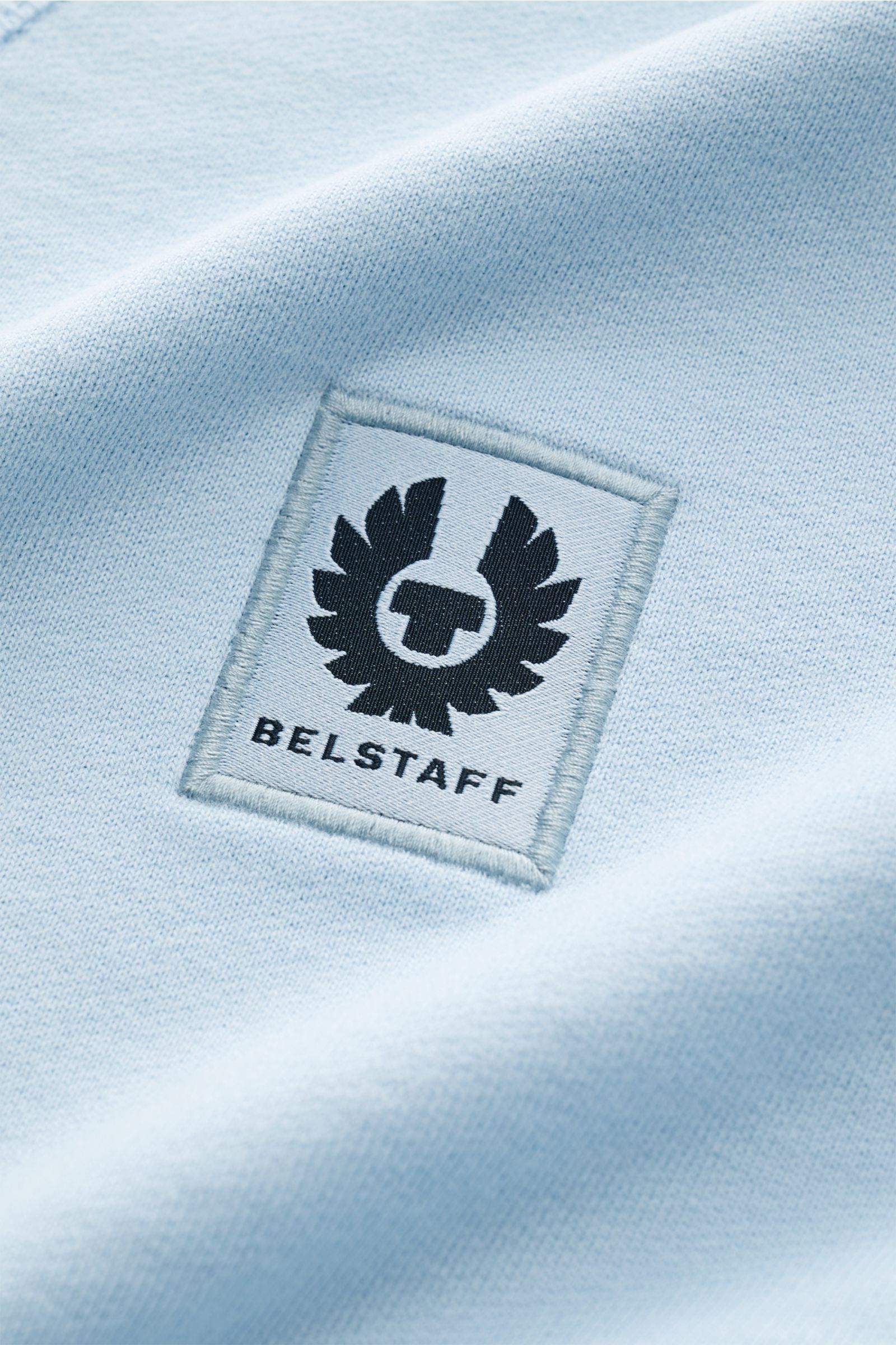 Belstaff Sweatshirt hellblau im Close-up, reine Baumwolle, weicher Griff, tonales Weblabel, V-Stitch am Rundhalsausschnitt, flexible Rippbündchen.