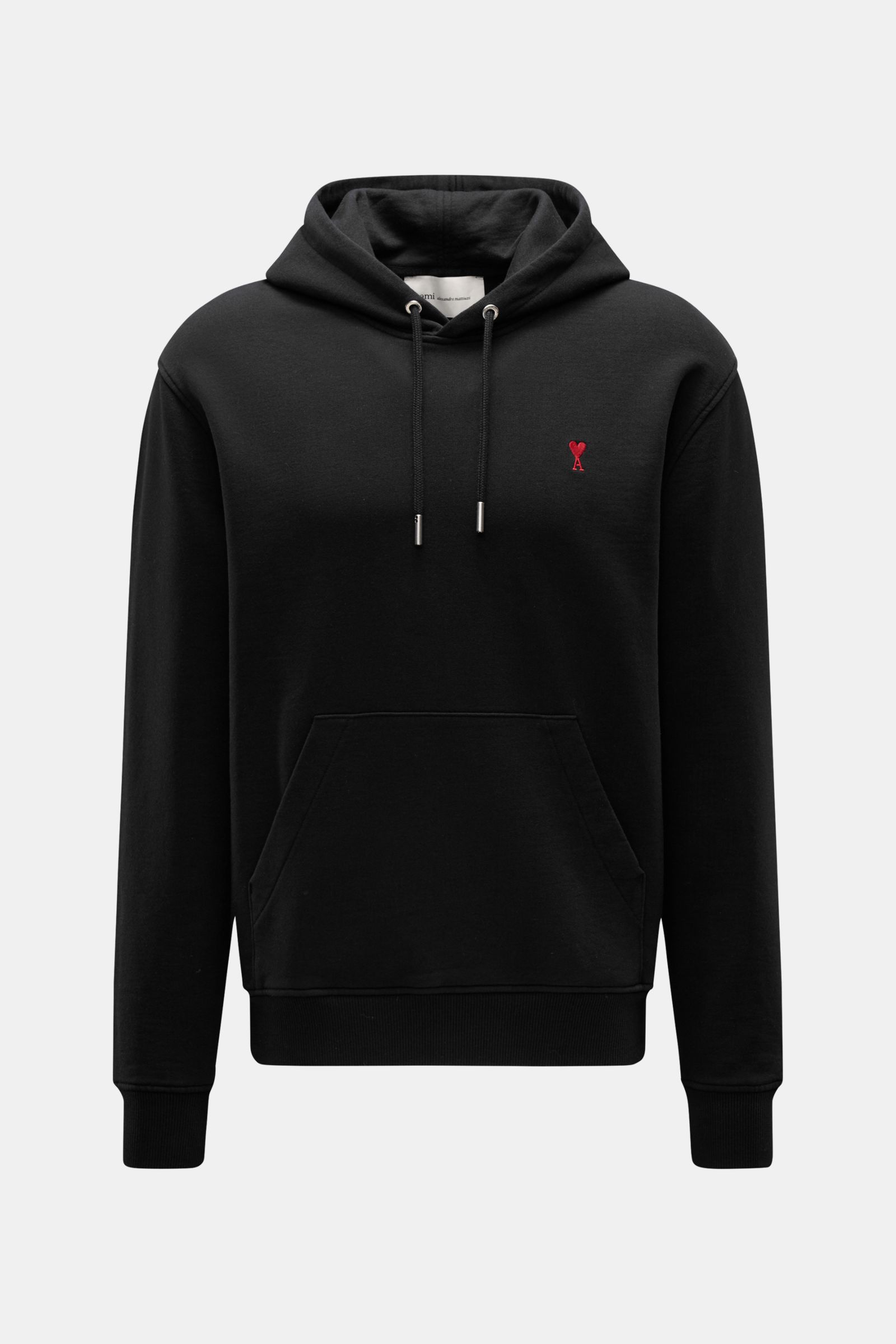 Schwarzer Ami Paris Kapuzenpullover schwarz mit Kapuze, Tunnelzug, Kängurutasche und rotem Logo-Stitching, frontale Nahaufnahme.