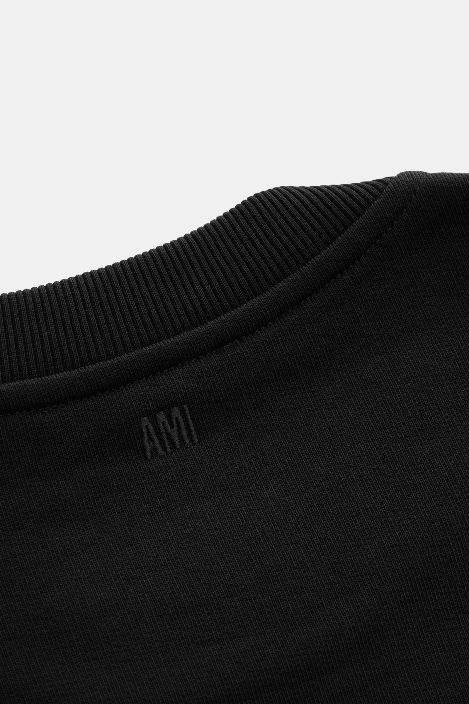 Ami Paris Rundhals-Sweatshirt schwarz, Nahaufnahme von Rücken und Kragen, Baumwolle, weicher Griff, Regular Fit, Logo-Stitching, flexible Rippbündchen.