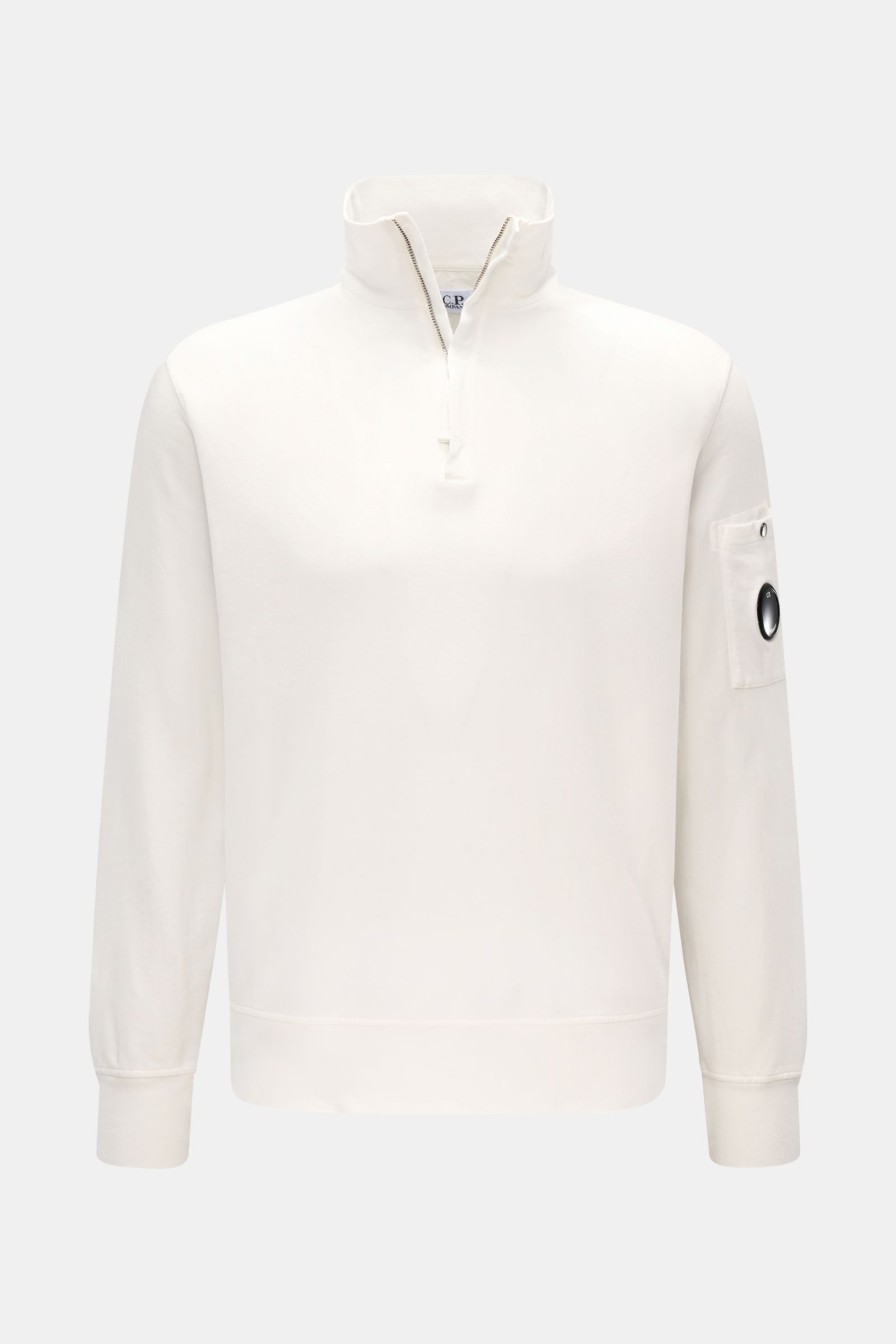 Front view of C.P. Company Sweat-Troyer offwhite, a lightweight, pure cotton sweatshirt with a zip-up troyer collar, arm pocket, and signature lens detail. Schon auf den ersten Blick spürt man die sportive DNA: Das innovative Casualwear-Label C.P. COMPANY