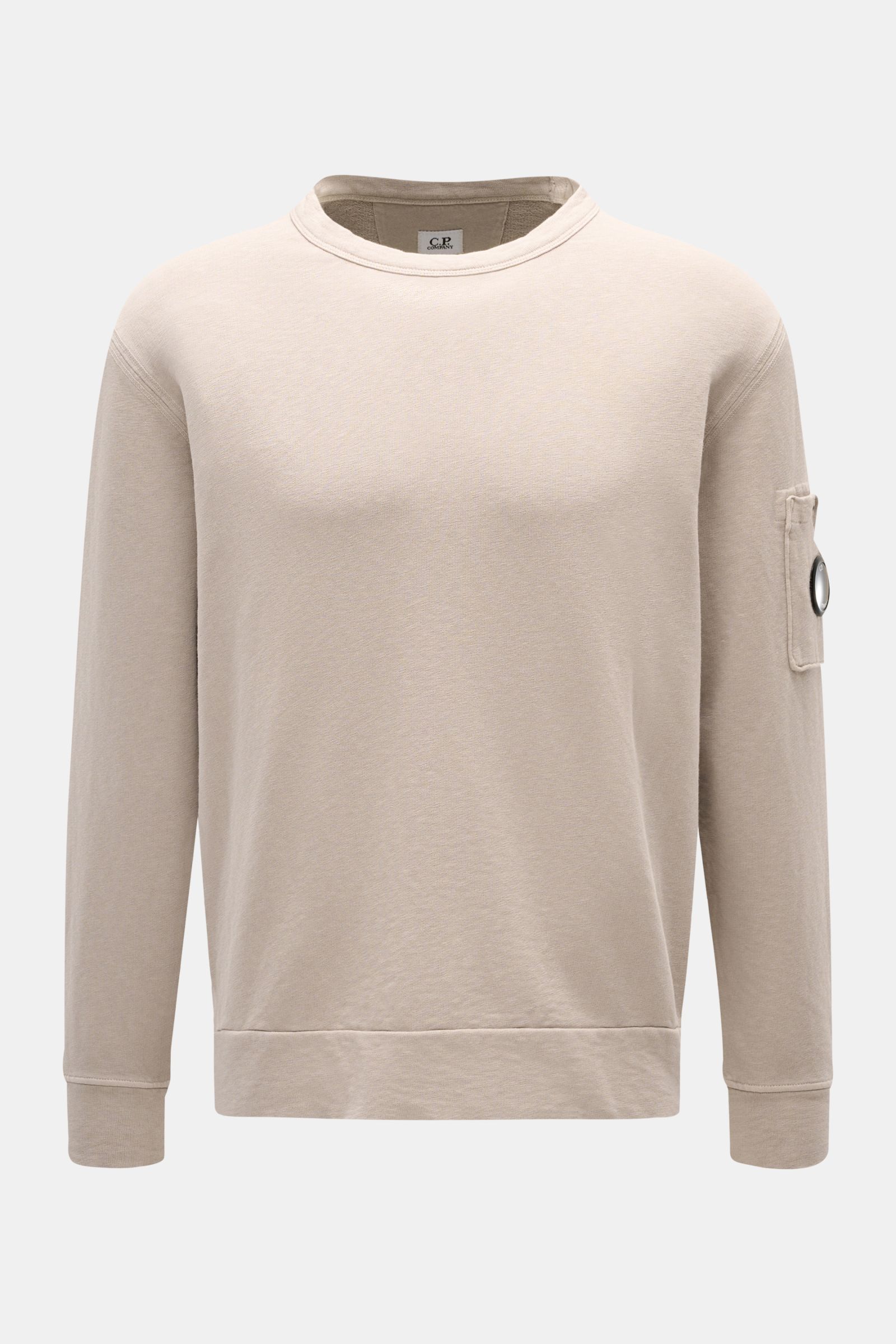 C.P. Company Rundhals-Sweatshirt beige shown from the front, made of garment-dyed pure cotton with a round neck, arm pocket, and ribbed cuffs. 