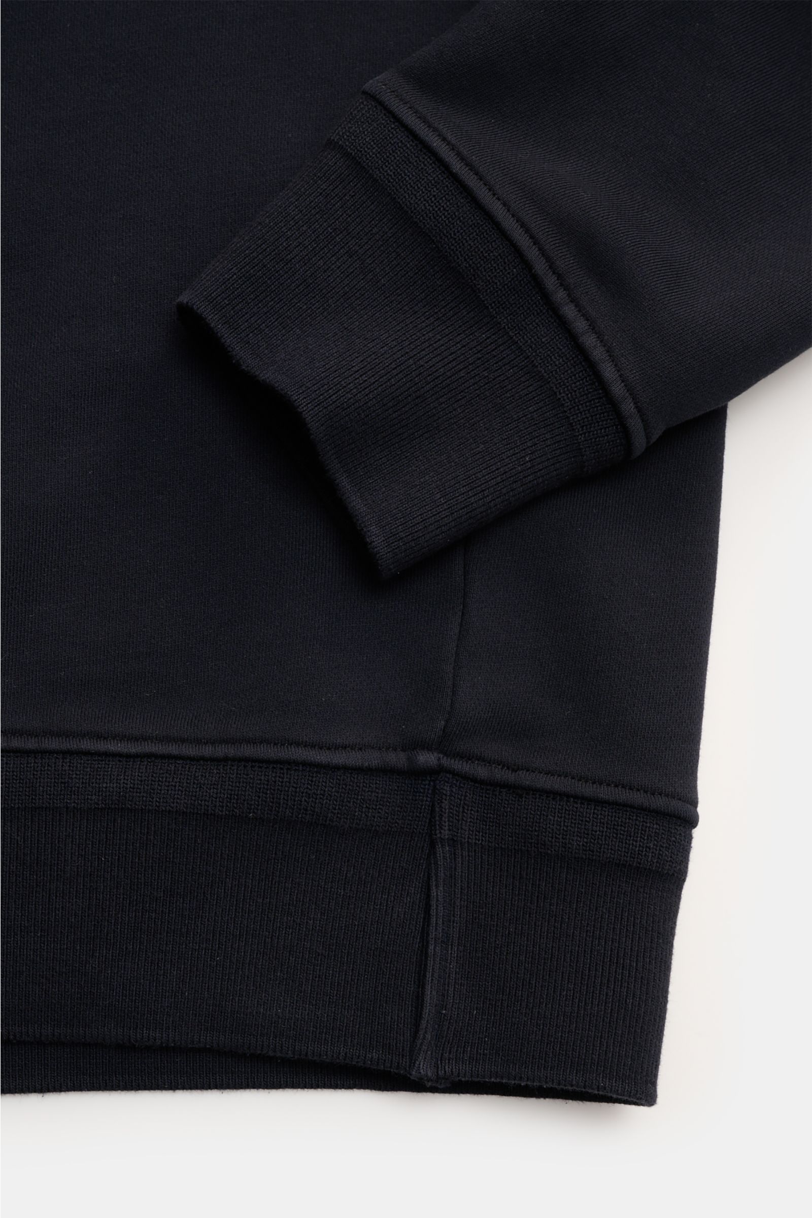 Nahaufnahme des C.P. Company Sweatshirt navy, zeigt Ärmel- und Saumabschluss mit flexiblem Rippbündchen aus reiner Baumwolle.