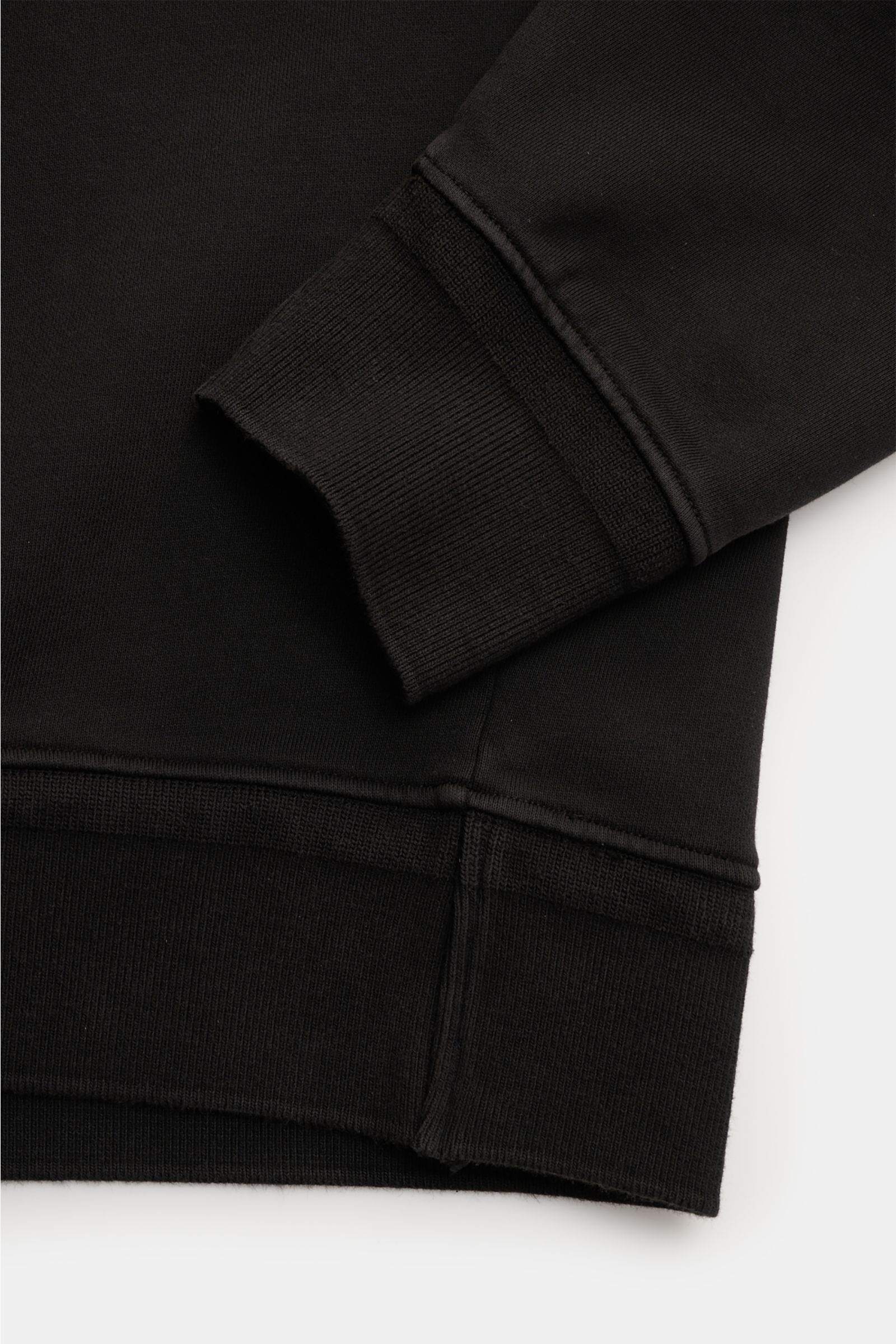 C.P. Company Sweatshirt schwarz, Detailaufnahme von Ärmel- und Saumabschluss mit flexiblem Rippbündchen aus reiner Baumwolle.