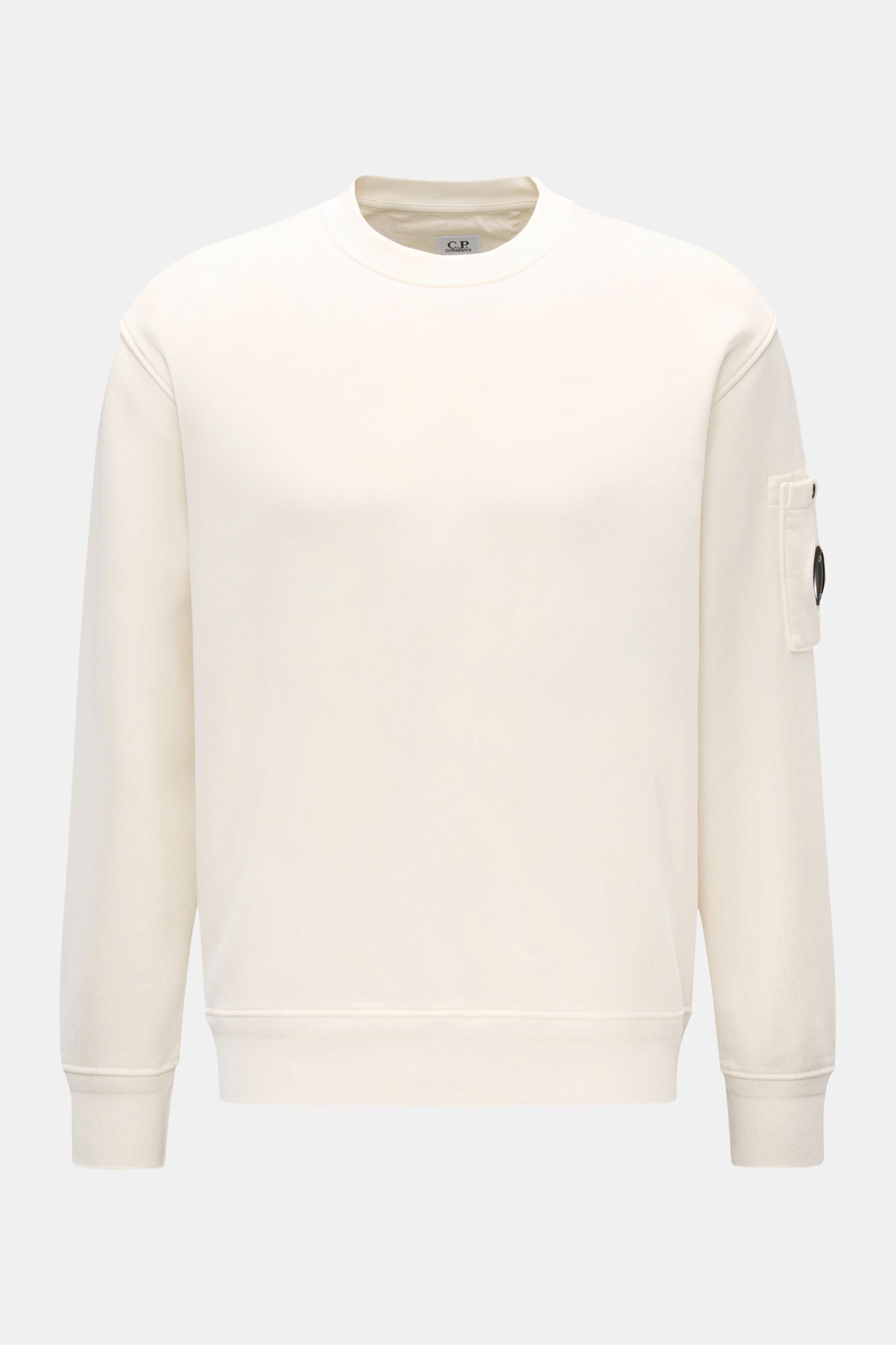 Vorderansicht des C.P. Company Sweatshirt offwhite aus leichter Baumwolle mit Rundhalsausschnitt, Ärmeltasche und Linsen-Detail.