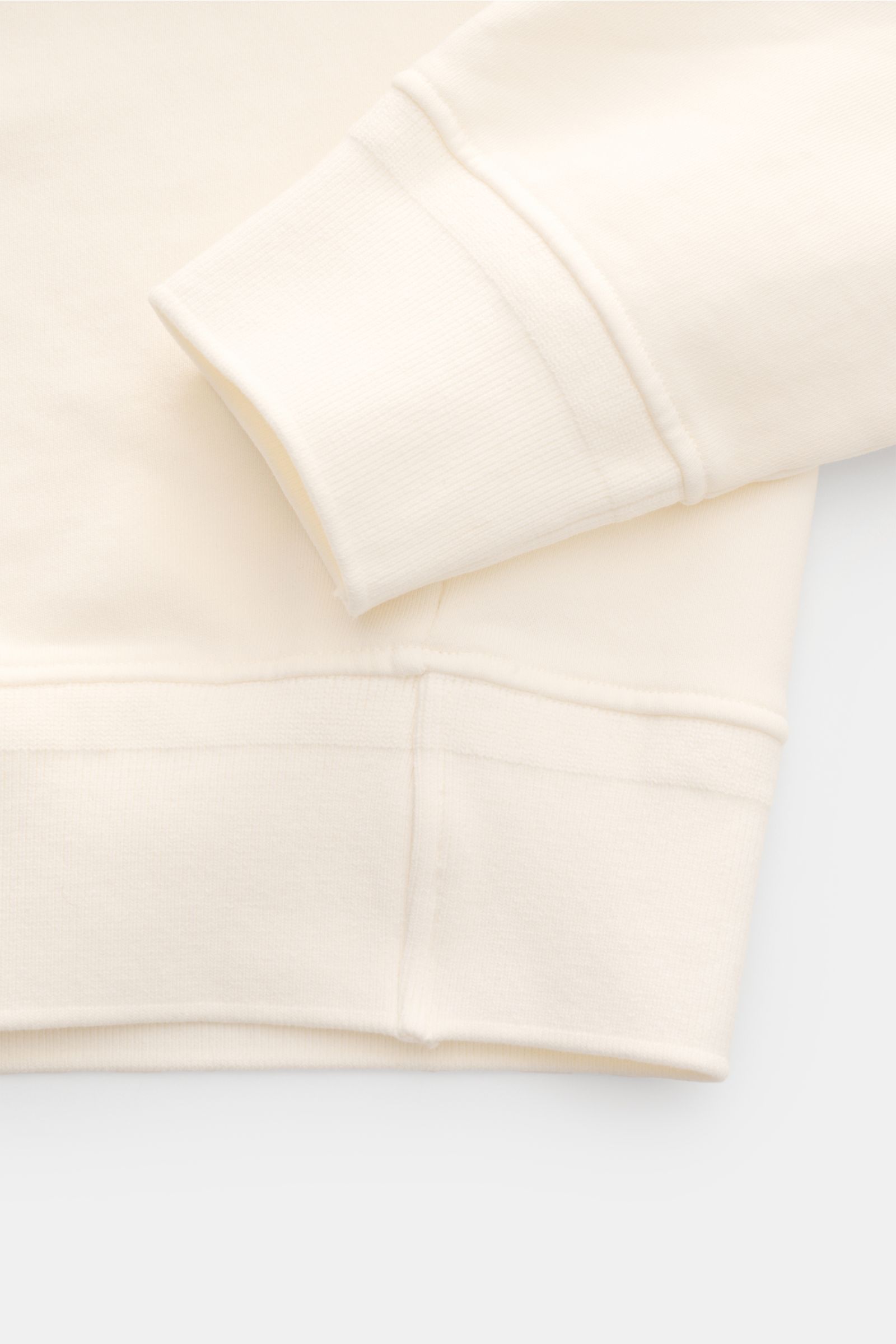 C.P. Company Sweatshirt offwhite, Nahaufnahme von Ärmel und Saum, leichte Baumwolle mit flexiblem Rippbündchen, offwhite, Regular Fit.