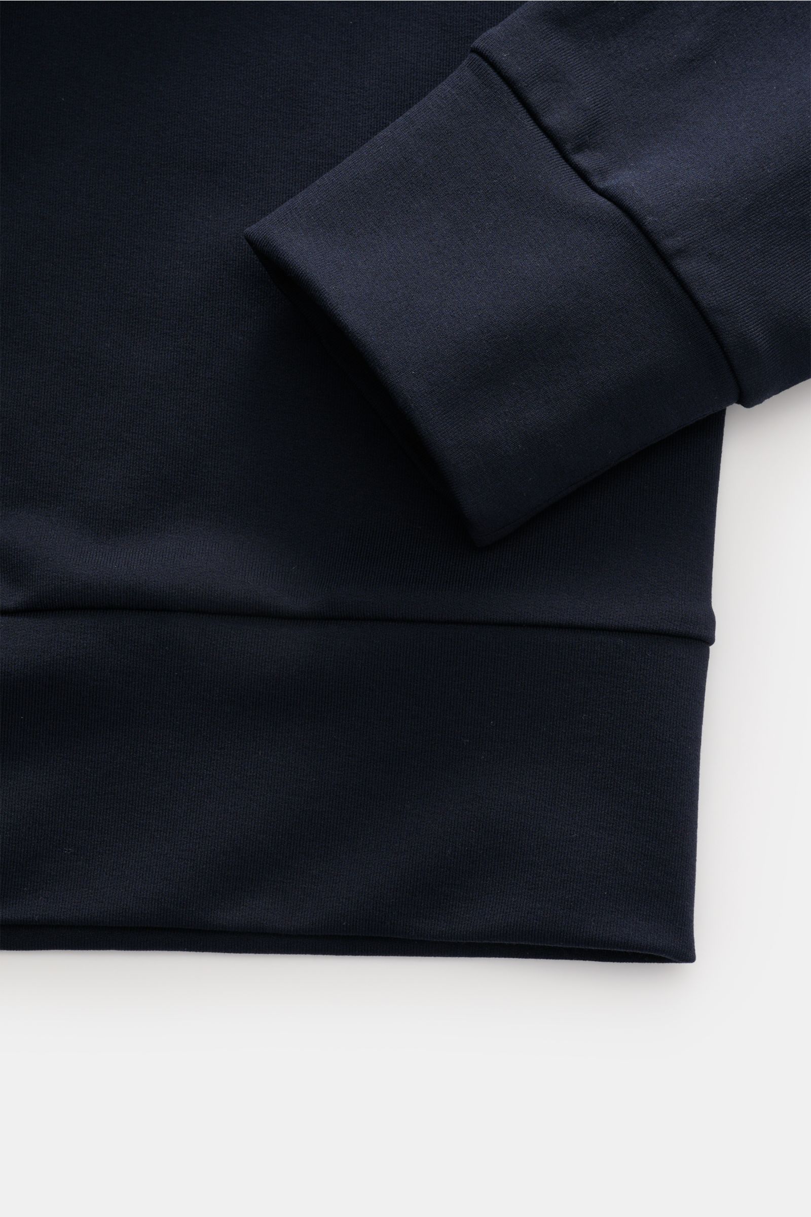 Close-up front view of the navy cuff and waistband of the Stefan Brandt Sweat-Troyer 'Joar' navy, made from pure Pima cotton. Luxus, den man spürt: Selbst ein Basic wie der Sweat-Troyer 'Joar' wird bei 