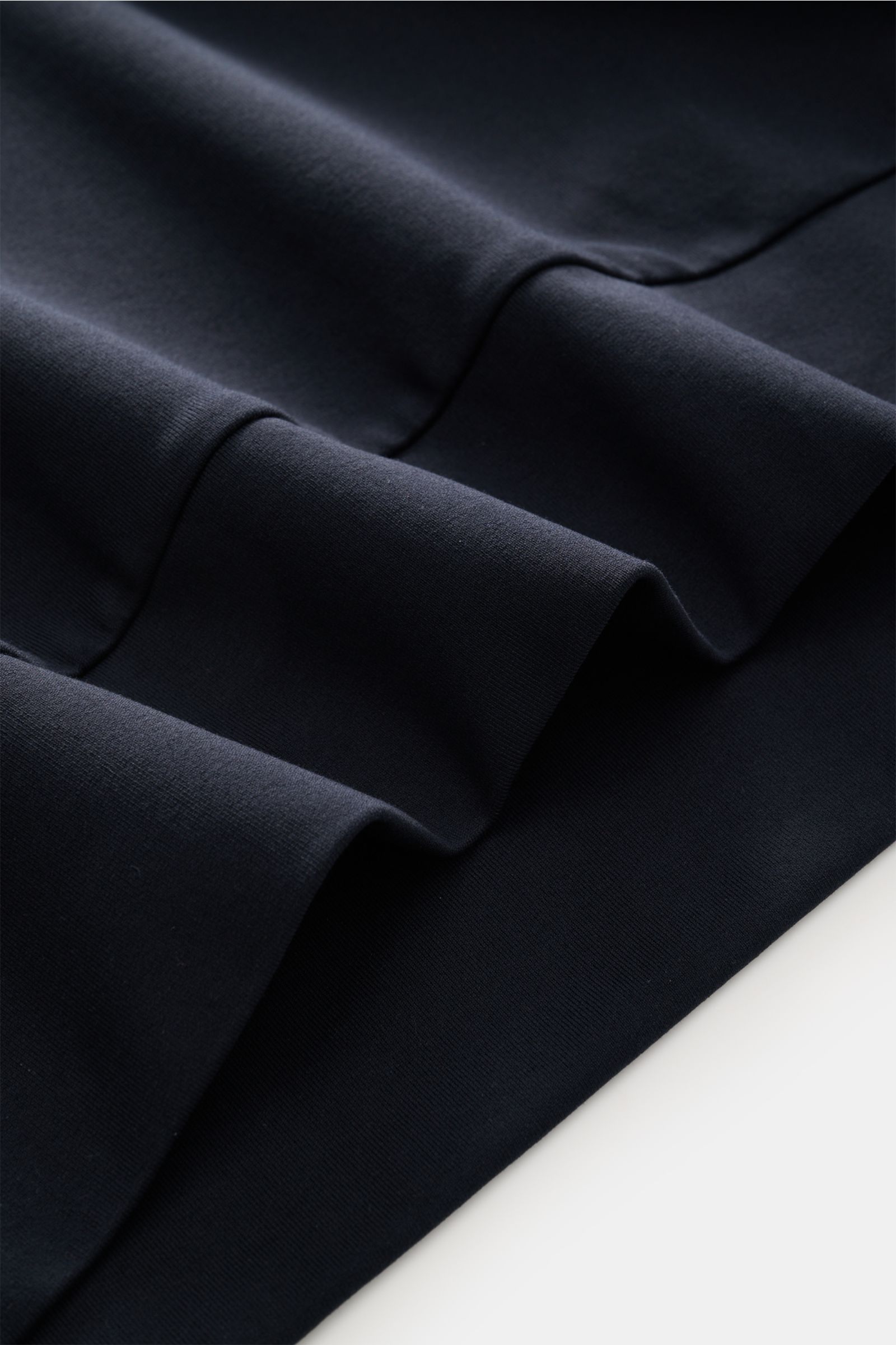 Close-up view of the navy fabric and ribbed cuff of the Stefan Brandt Sweat-Troyer 'Joar' navy, showcasing its soft texture and quality.

Luxus, den man spürt: Selbst ein Basic wie der Sweat-Troyer 'Joar' wird bei 
