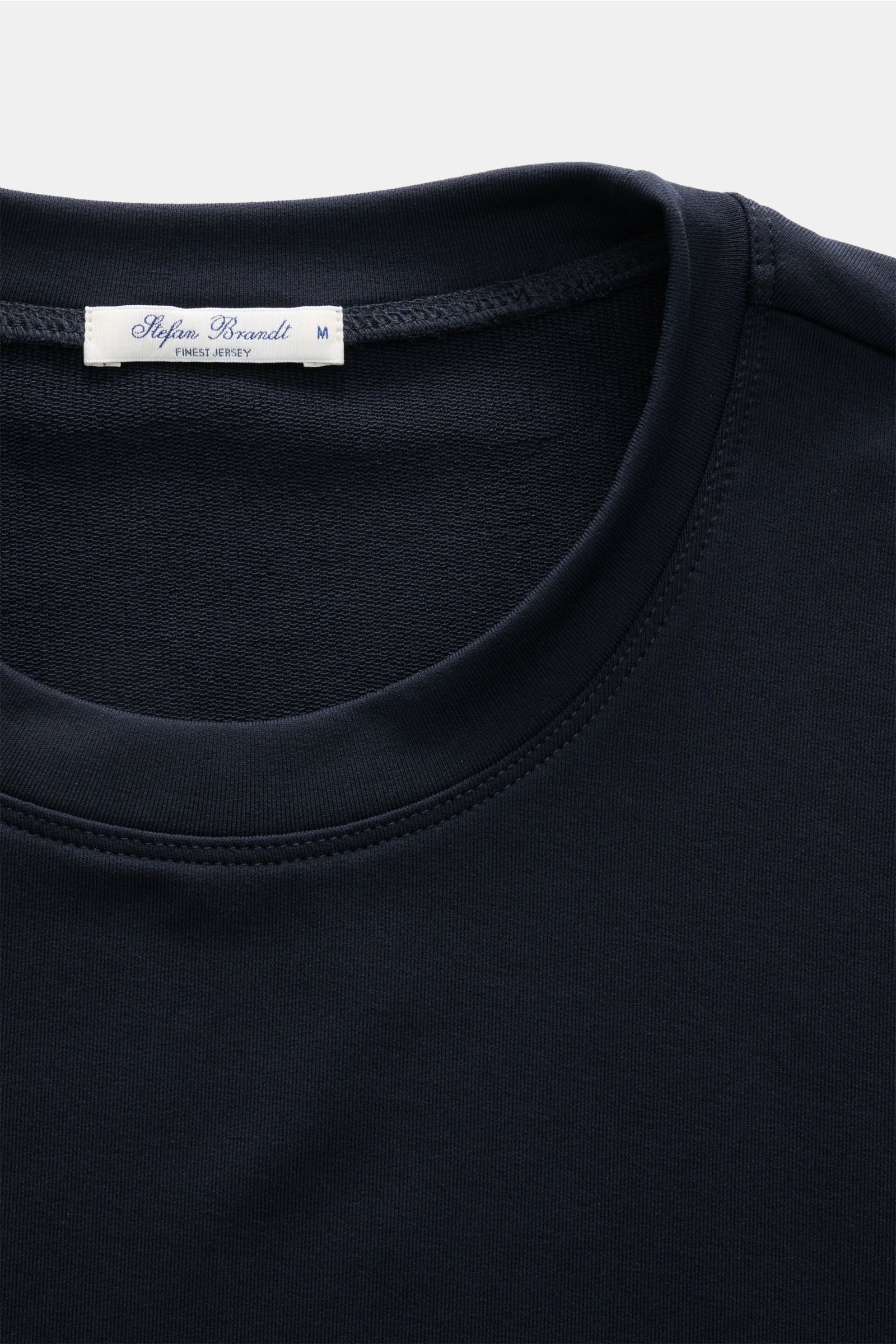 Close-up front view of the navy Stefan Brandt Sweatshirt 'Edwin' showing the round neckline and label. Luxus, den man spürt: Selbst ein Basic wie das Sweatshirt 'Edwin' wird bei STEFAN BRANDT zum Inbegriff von Komfort und Qualität. Gefertigt aus leichter 