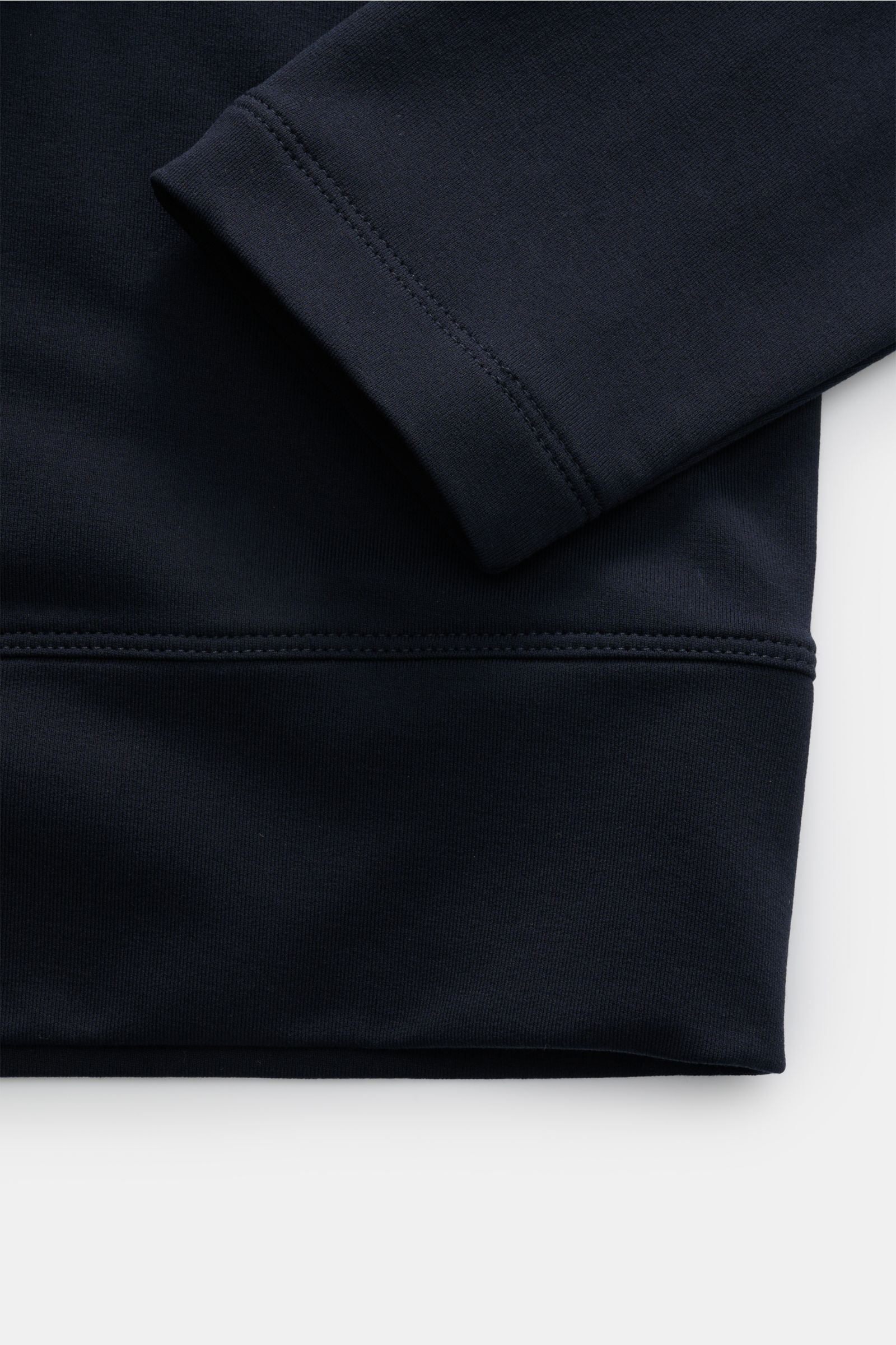 Close-up image of the sleeve and hem of the Stefan Brandt Sweatshirt 'Edwin' navy, photographed from above showing fine stitching and soft fabric texture. Luxus, den man spürt: Selbst ein Basic wie das Sweatshirt 'Edwin' wird bei 