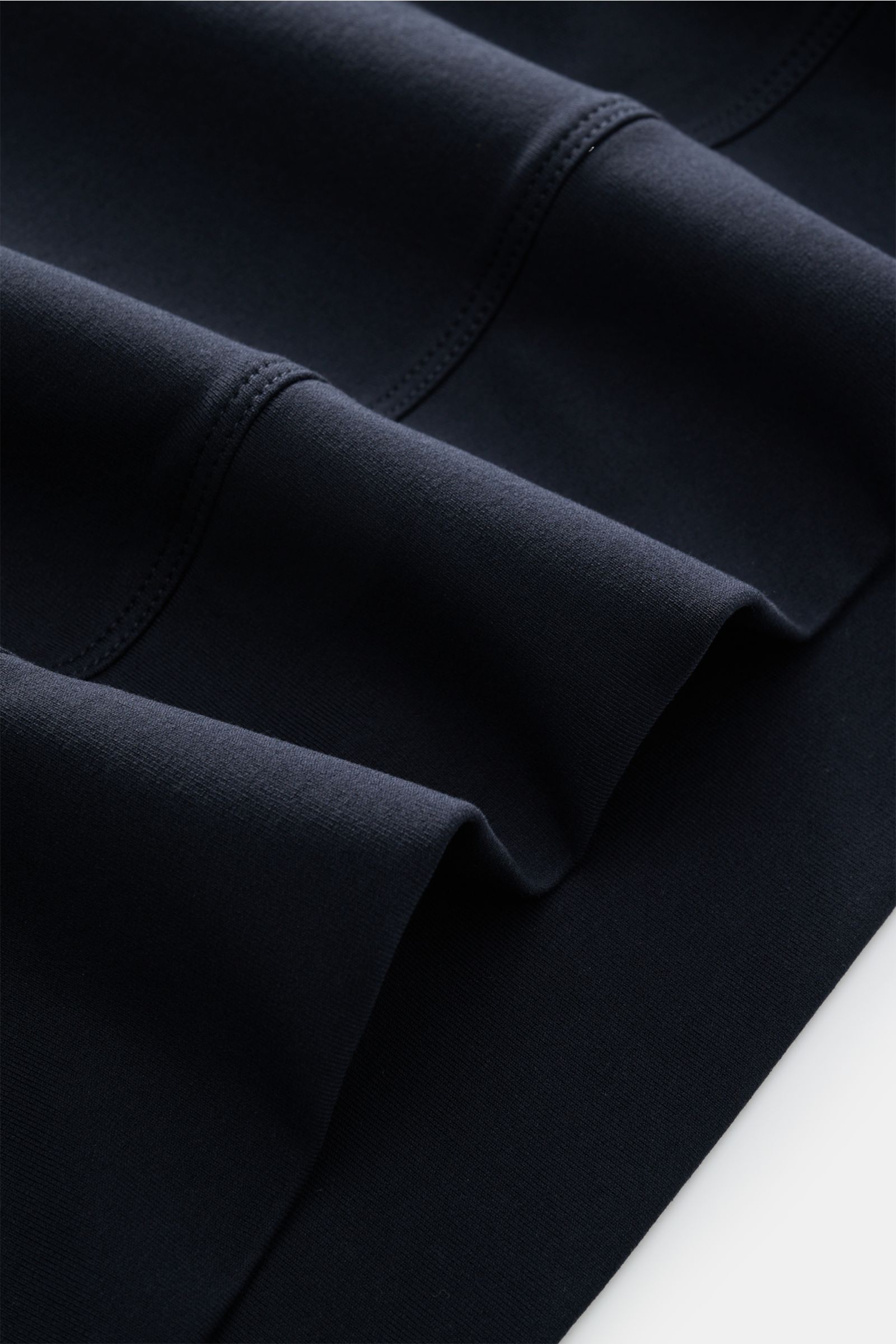 Close-up side view of the navy Stefan Brandt Sweatshirt 'Edwin' showing its soft, smooth Pima cotton fabric and comfortable hem cuffs. Luxus, den man spürt: Selbst ein Basic wie das Sweatshirt 'Edwin' wird bei STEFAN BRANDT zum Inbegriff von Komfort und Q
