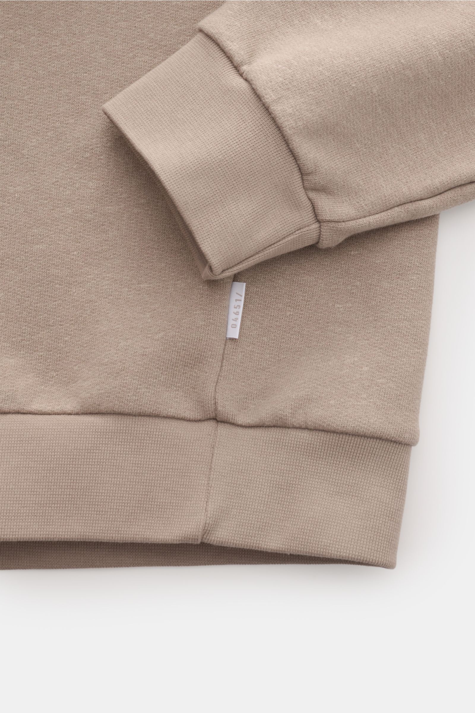 Nahaufnahme des taupe melierten 04651/ A trip in a bag Rundhals-Sweatshirt 'CL Crew' mit elastischen Rippbündchen, weichem Griff und Regular Fit von oben fotografiert.