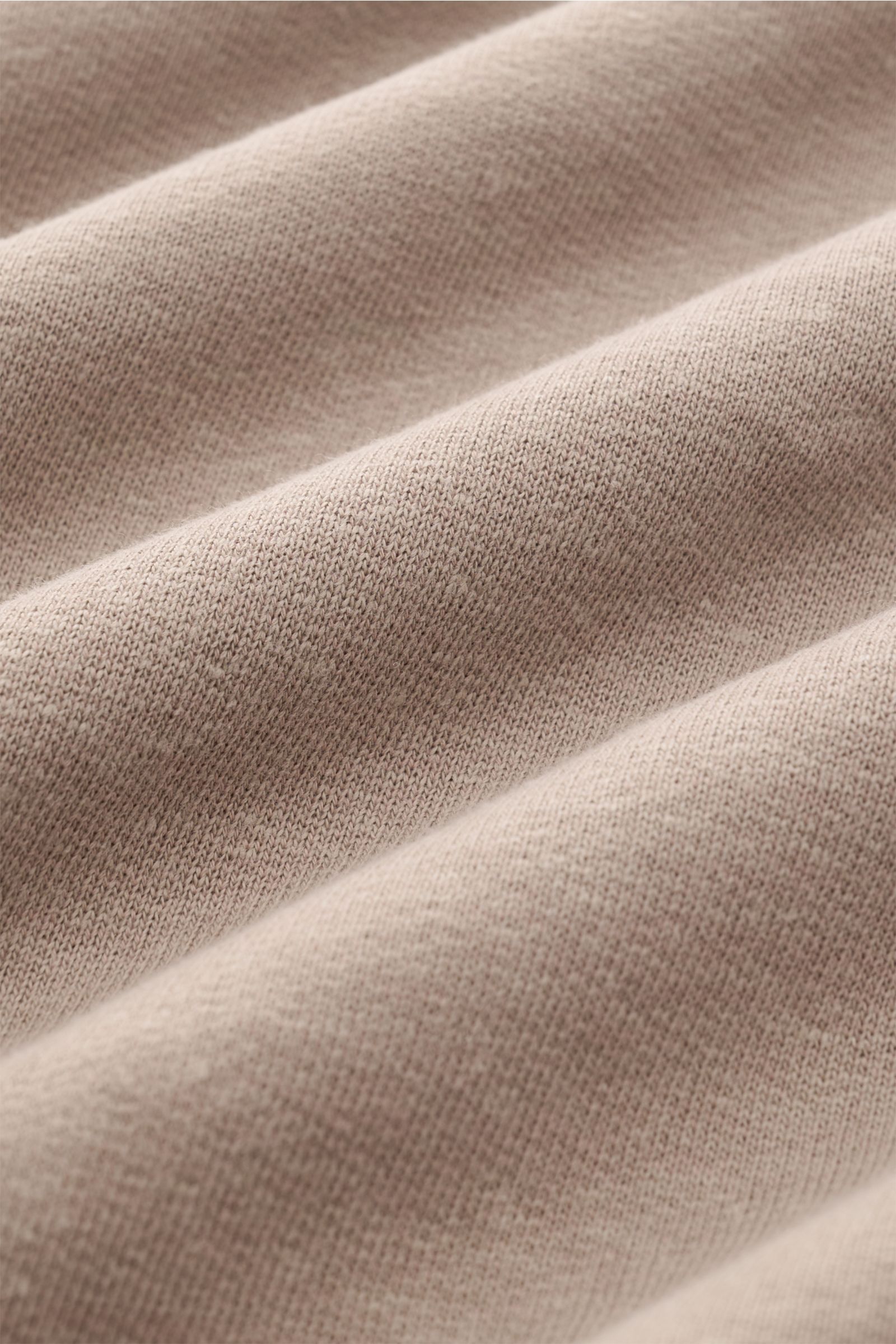 Nahaufnahme des taupe melierten Stoffes des 04651/ A trip in a bag Rundhals-Sweatshirt 'CL Crew', Baumwolle-Leinen-Mix, weicher Griff.