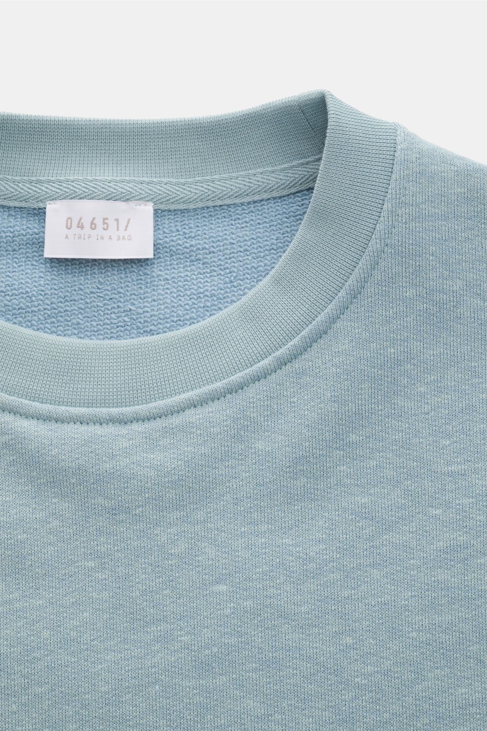 04651/ A trip in a bag Rundhals-Sweatshirt 'CL Crew' rauchblau meliert, Nahaufnahme von oben, Baumwoll-Leinen-Mix, weicher Griff, Regular Fit, Rundhalsausschnitt, elastische Rippbündchen, vielseitiges Basic für warme Saison.