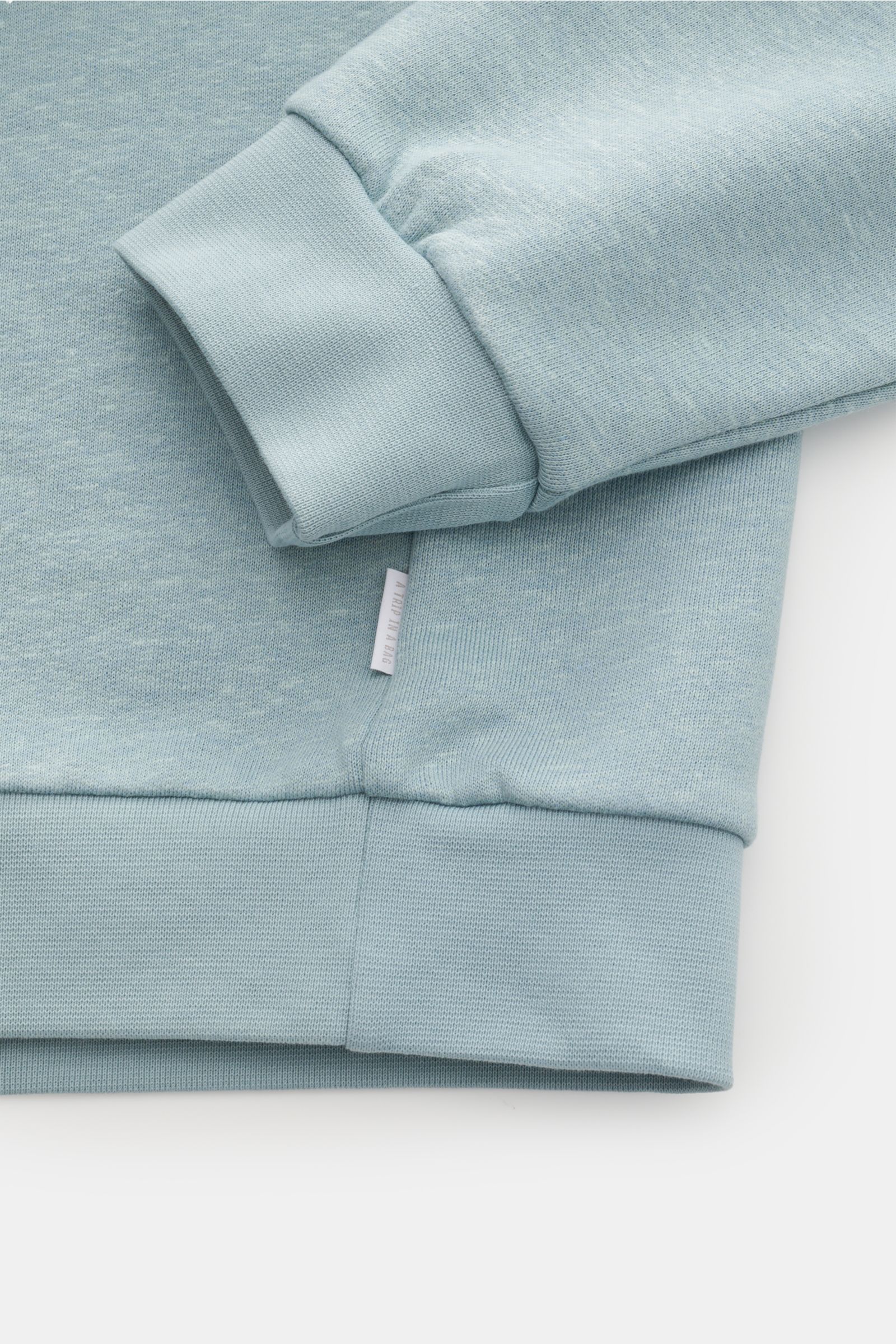 Nahaufnahme des 04651/ A trip in a bag Rundhals-Sweatshirt 'CL Crew' rauchblau meliert, Baumwolle-Leinen-Mix, weiche Rippbündchen, Regular Fit.