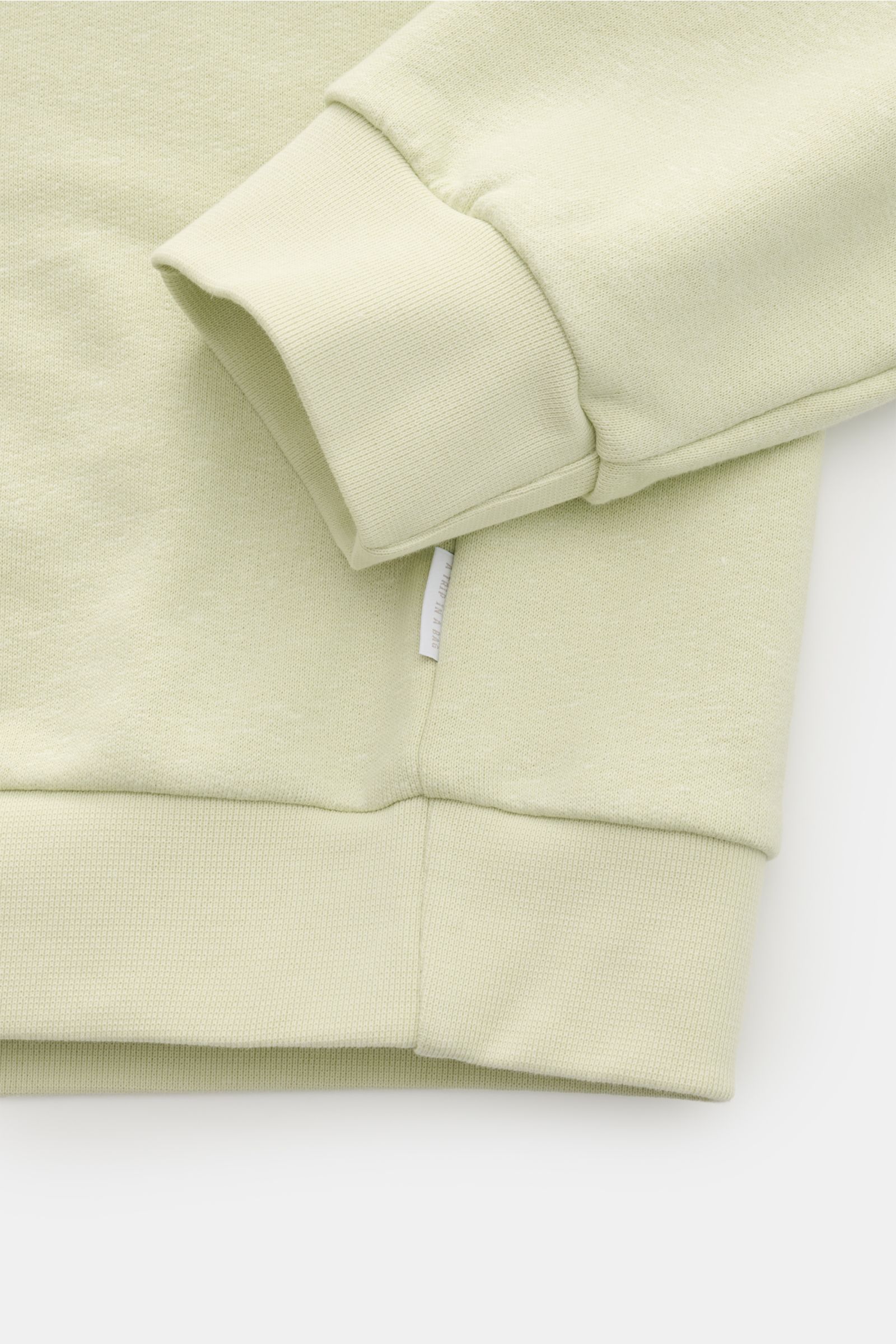 Nahaufnahme des pastellgrünen 04651/ A trip in a bag Rundhals-Sweatshirt 'CL Crew' von unten seitlich, mit Baumwoll-Leinen-Mix, weichem Griff, Regular Fit, Rundhalsausschnitt und elastischen Rippbündchen. Vielseitiges Basic für die warme Saison.