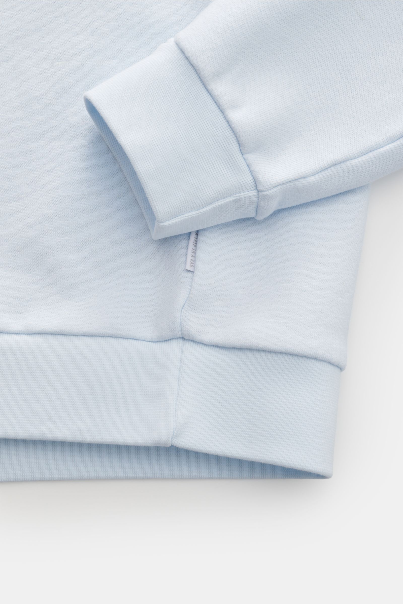Leichtes 04651/ A trip in a bag Rundhals-Sweatshirt 'CL Crew' pastellblau, Detailfoto von Bündchen und Ärmel, Baumwoll-Leinen-Mix, Regular Fit, weicher Griff.