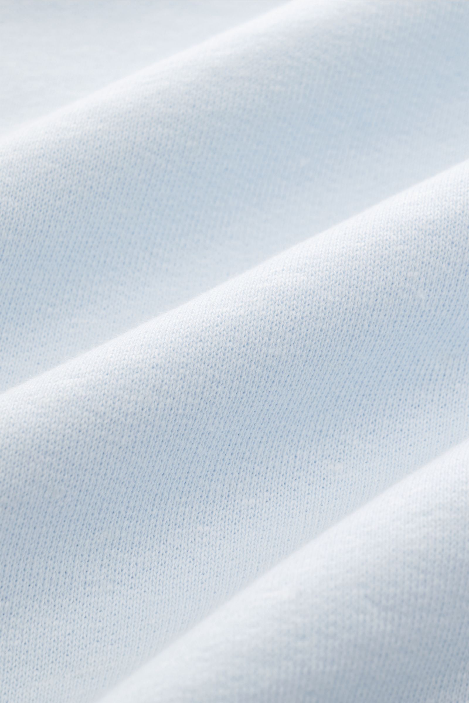 Nahaufnahme des weichen Stoffes vom 04651/ A trip in a bag Rundhals-Sweatshirt 'CL Crew' pastellblau aus Baumwolle und Leinen mit Regular Fit, Rundhalsausschnitt und elastischen Rippbündchen, vielseitiges Basic für warme Saison.