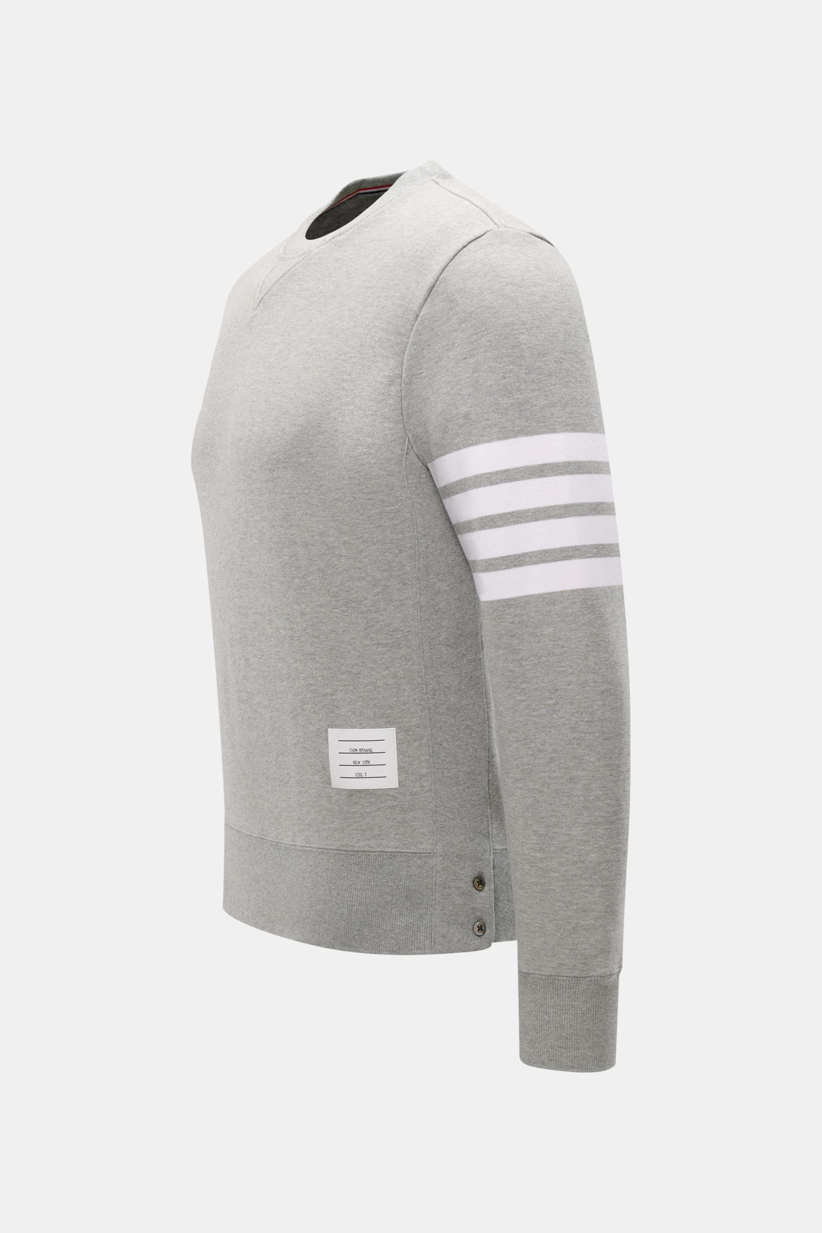Thom Browne Rundhals-Sweatshirt grau meliert, seitliche Nahaufnahme, Baumwolle, Regular Fit, weiße Armstreifen, Grosgrain-Schlaufe, Rippbündchen, Knopfleiste.