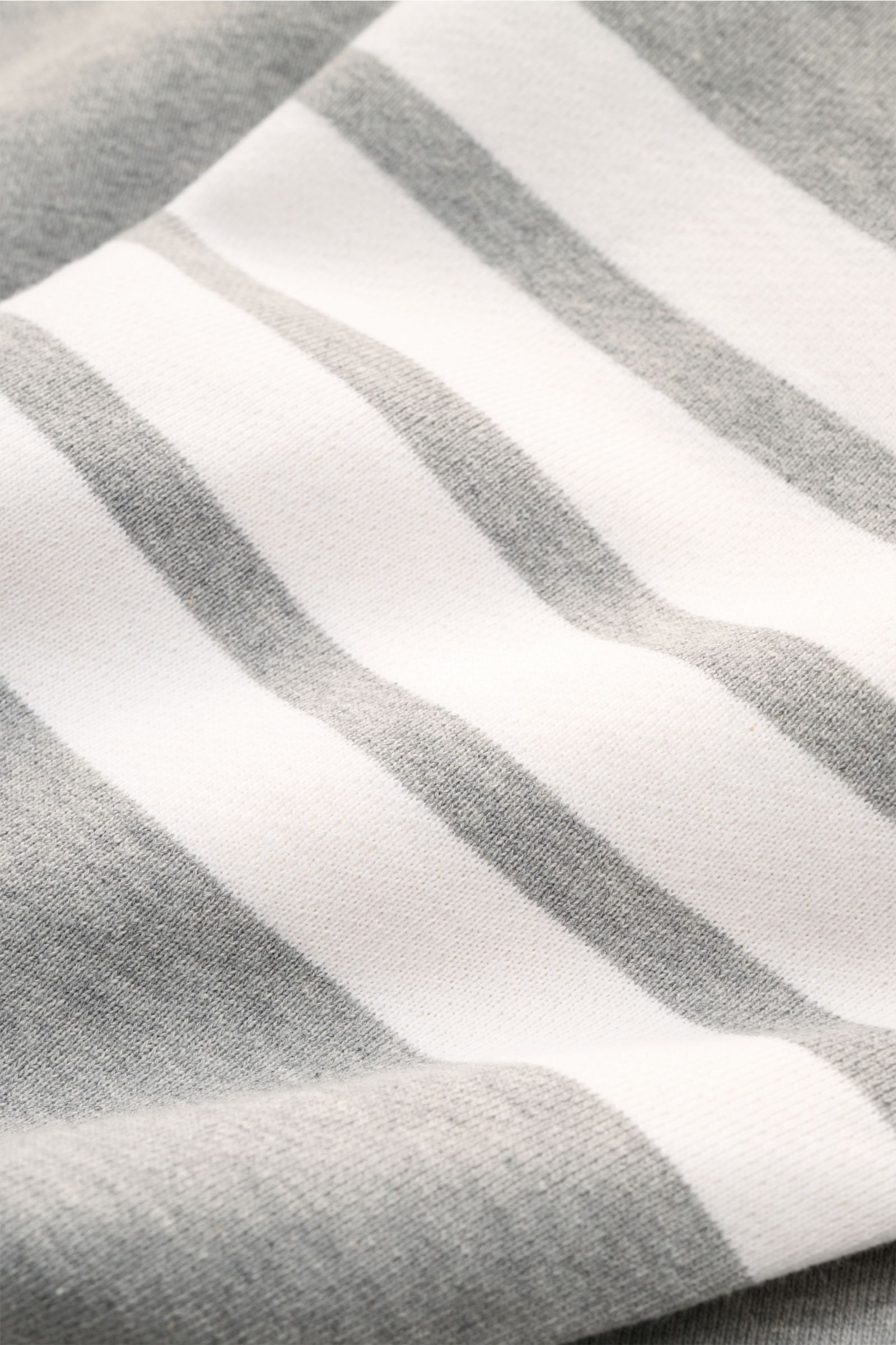 Detailaufnahme des Thom Browne Rundhals-Sweatshirt grau meliert aus weicher Baumwolle, mit Kontraststreifen und Grosgrain-Schlaufe.
