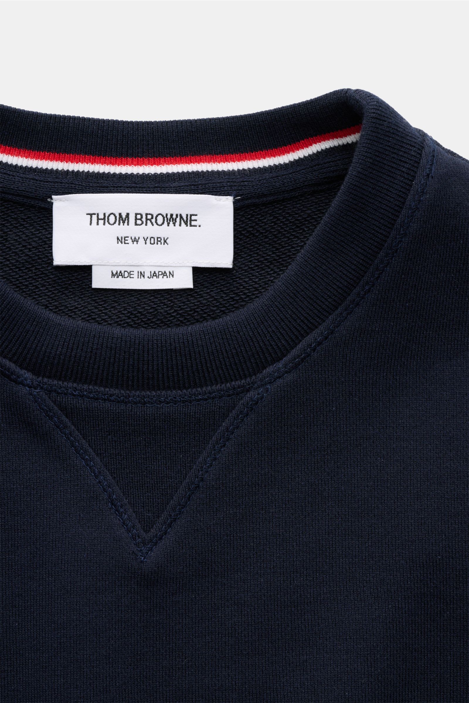 Nahaufnahme des Thom Browne Rundhals-Sweatshirt navy vom Kragen aus gesehen, Baumwolle, weicher Griff, Regular Fit, mit typischer Grosgrain-Schlaufe.