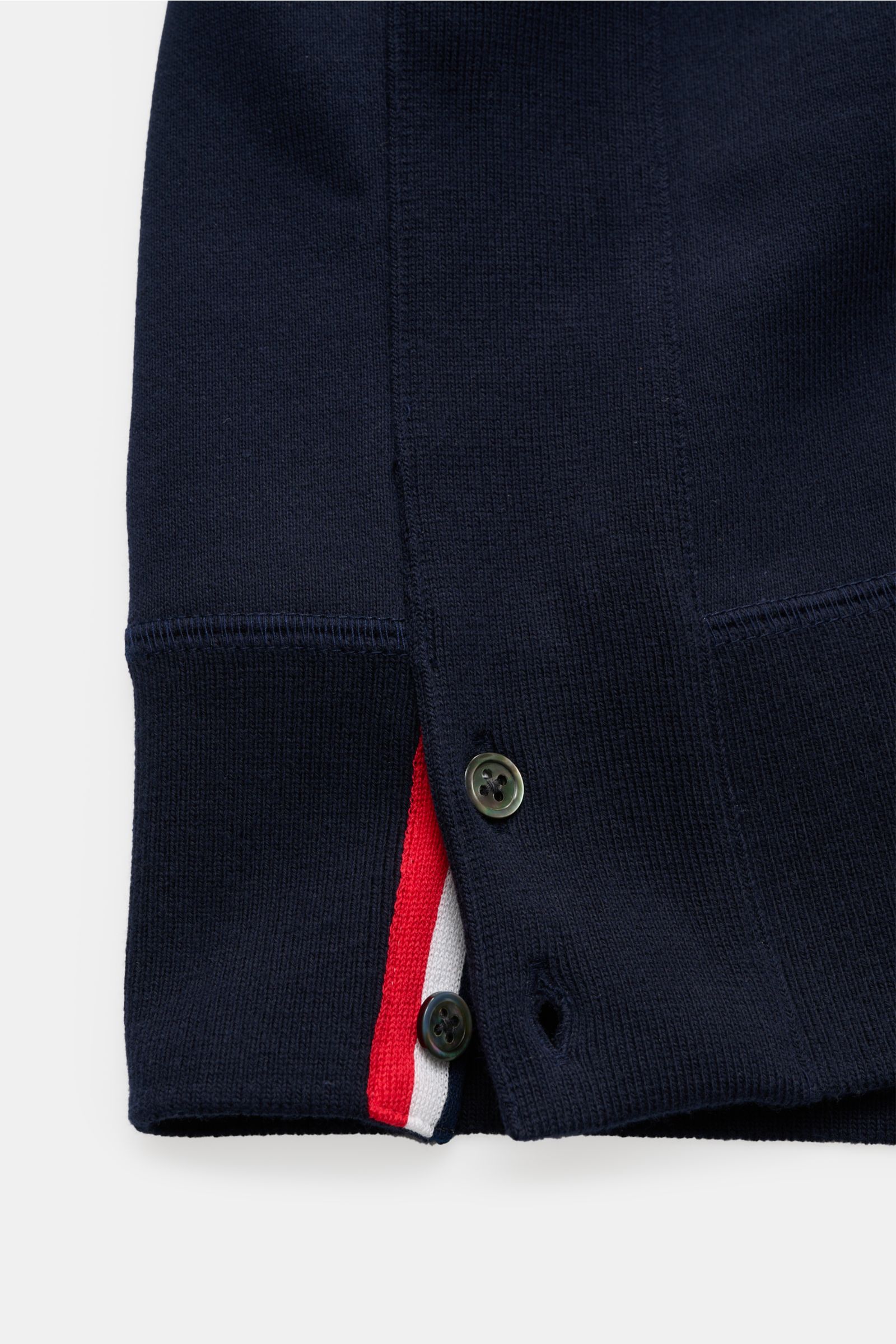 Nahaufnahme des Thom Browne Rundhals-Sweatshirt navy mit geknöpften Saumschlitzen, Grosgrain-Schlaufe und kontrastreichen Ärmeln, Baumwolle.