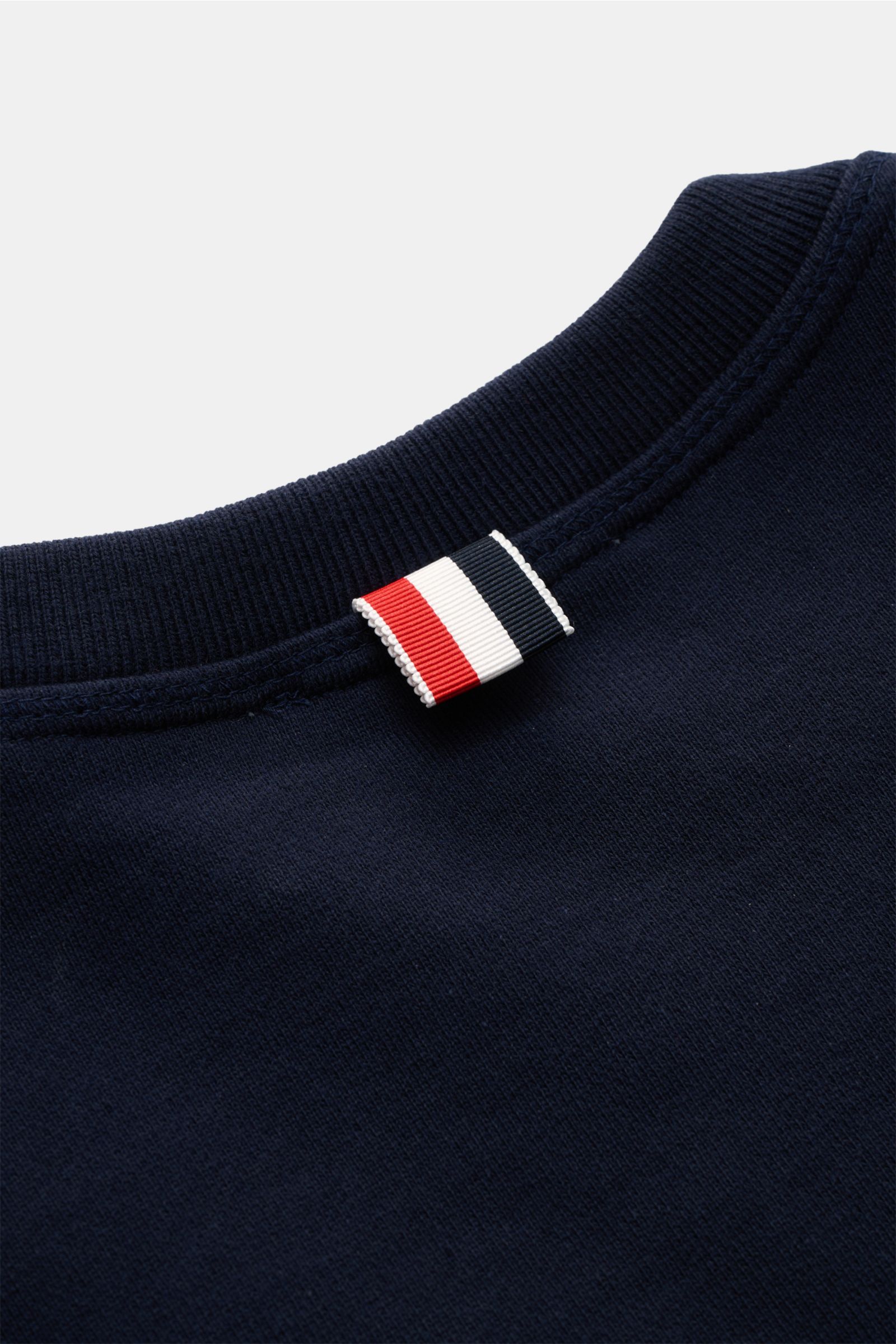 Nahaufnahme des Thom Browne Rundhals-Sweatshirt navy, fotografiert von oben auf den Rundhalsausschnitt mit Grosgrain-Schlaufe.