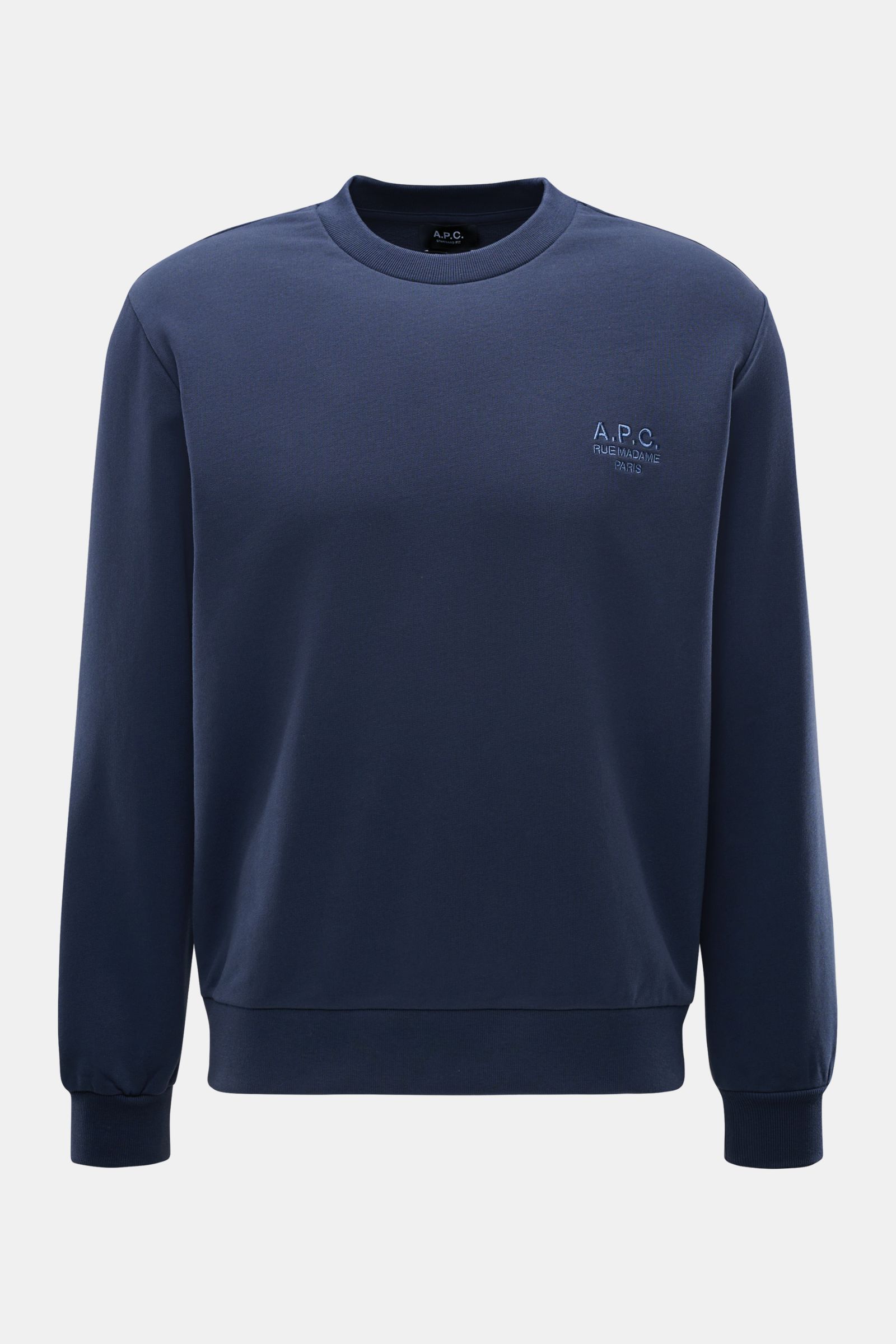 A.P.C. Rundhals-Sweatshirt 'Standard Rue Madame' navy, frontale Nahaufnahme, aus leicht elastischer Baumwolle mit farblich abgesetztem Logo-Stitching auf der Brust.