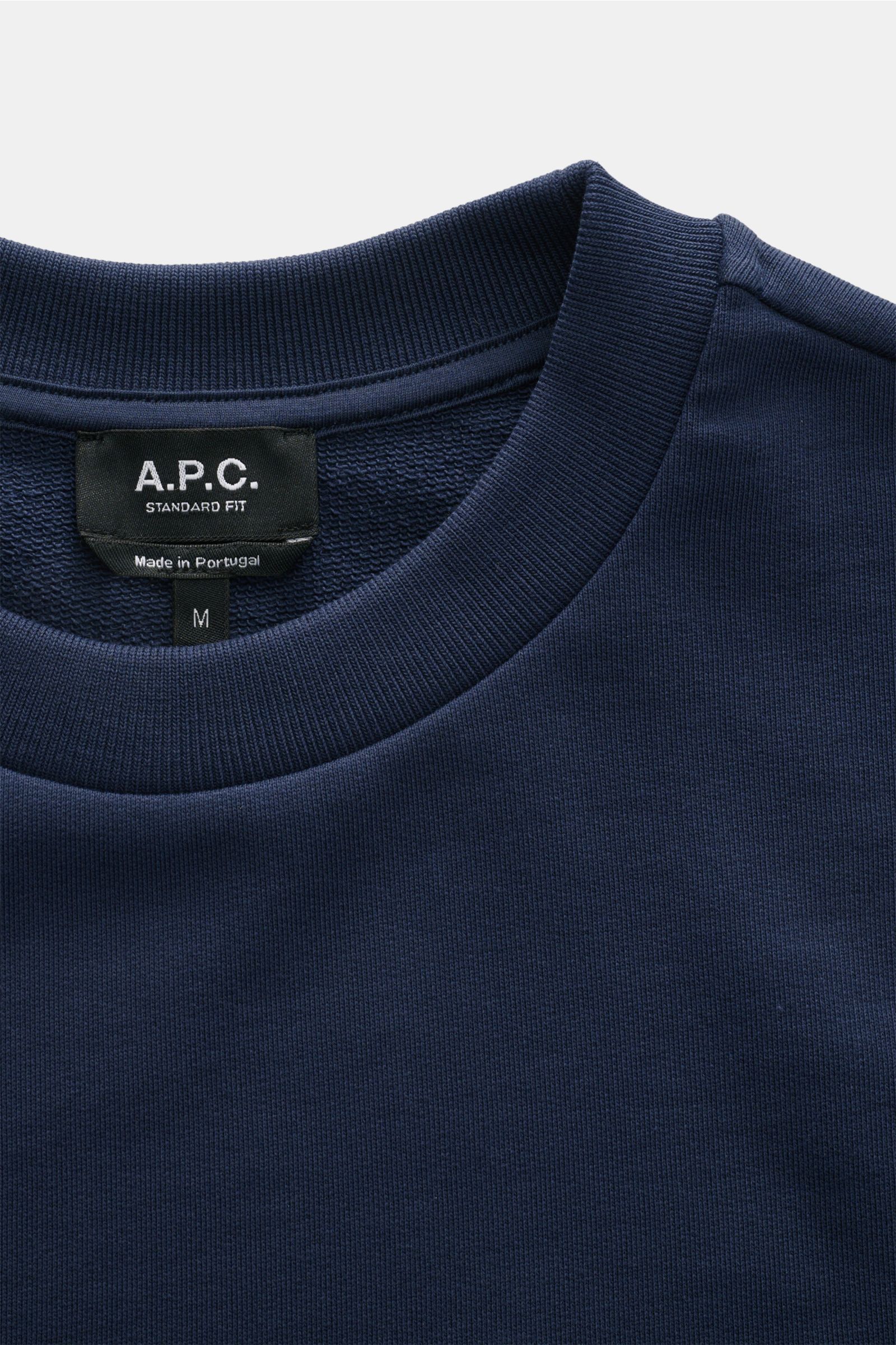 A.P.C. Rundhals-Sweatshirt 'Standard Rue Madame' navy, Detailansicht von oben, Baumwoll-Sweat mit weichem Griff und Komfortbündchen.