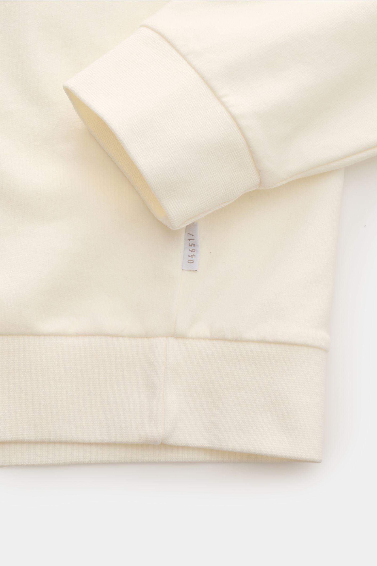 Close-up von Ärmel und Saum des cremefarbenen 04651/ A trip in a bag Sweat-Troyer 'MC26' aus softem Baumwollsweat, Regular Fit.