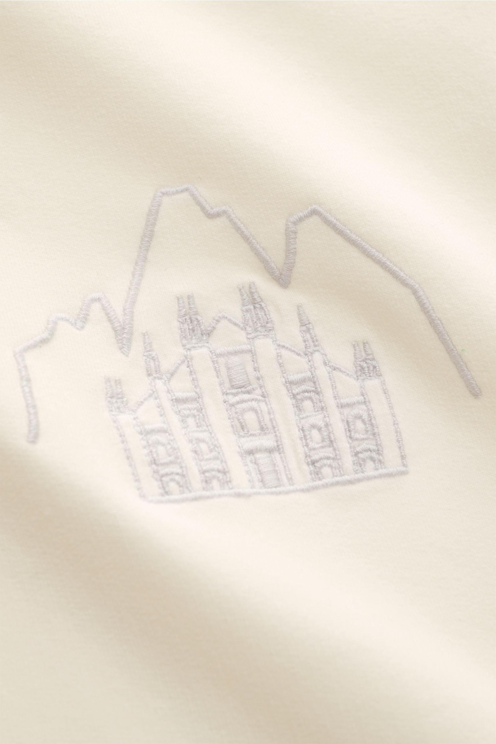 04651/ A trip in a bag Sweat-Troyer 'MC26' creme Detailaufnahme der feinen Mailand/Cortina Stickerei auf softem Baumwollsweat, weicher Griff.