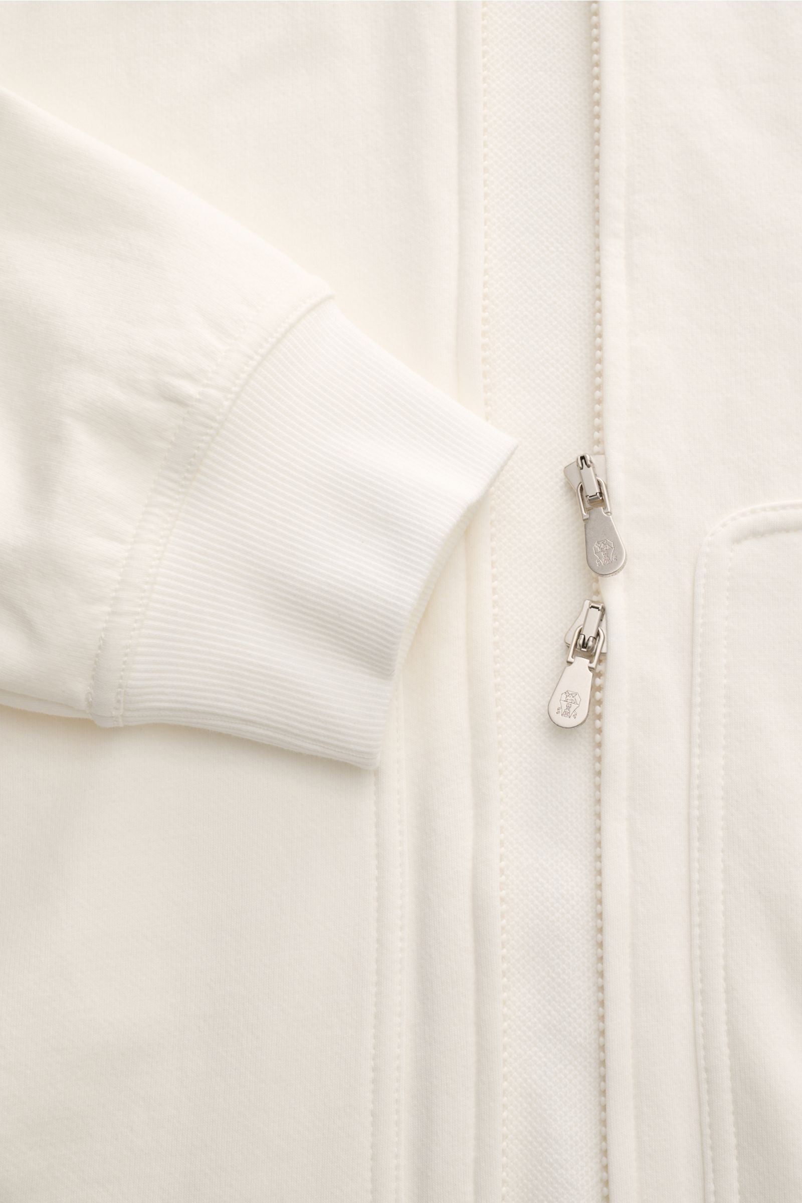 Close-up front view of the Brunello Cucinelli Sweatjacke hellgrau showing soft cotton fabric, ribbed cuff, and hidden two-way zipper. Diese leichte Sweatjacke von BRUNELLO CUCINELLI aus komfortabler Baumwolle verleiht jedem Look einen Hauch von Luxus u