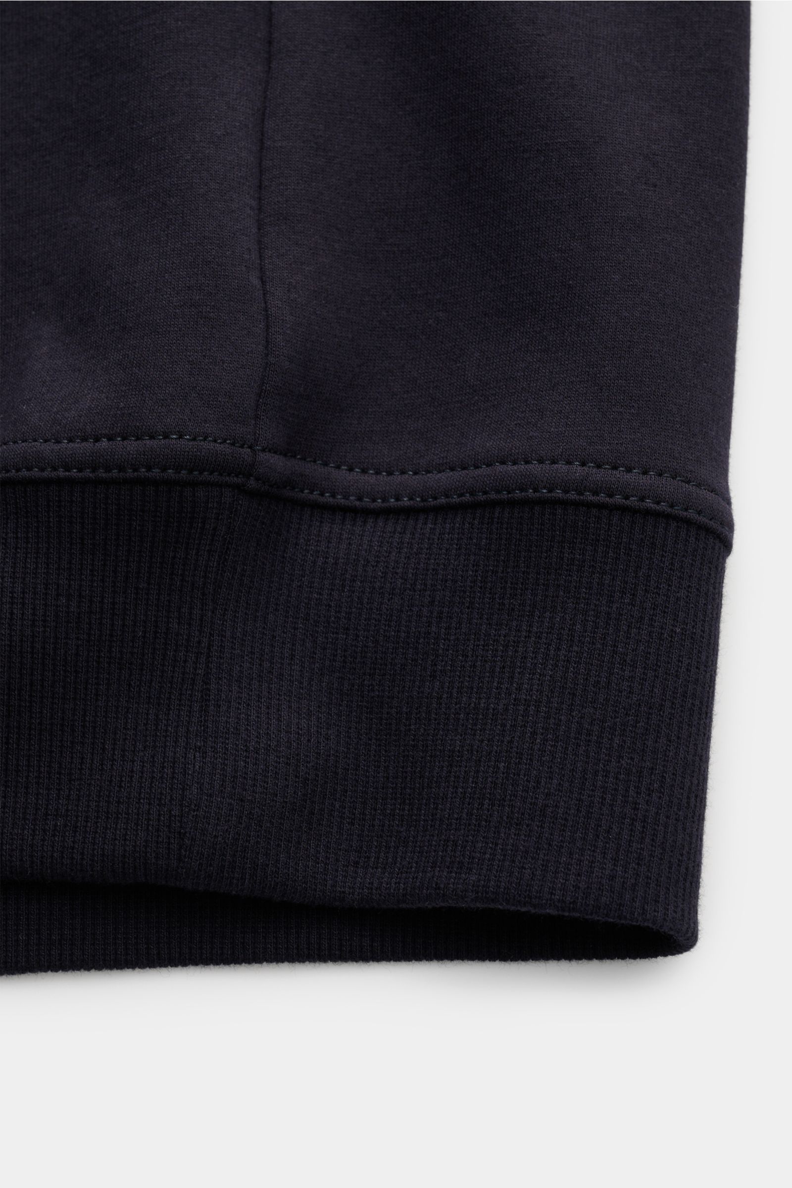 Close-up front view of the ribbed cuff detail on the Brunello Cucinelli Sweatjacke navy showcasing its soft cotton fabric and stitching. Diese leichte Sweatjacke von BRUNELLO CUCINELLI aus komfortabler Baumwolle verleiht jedem Look einen Hauch von Luxu