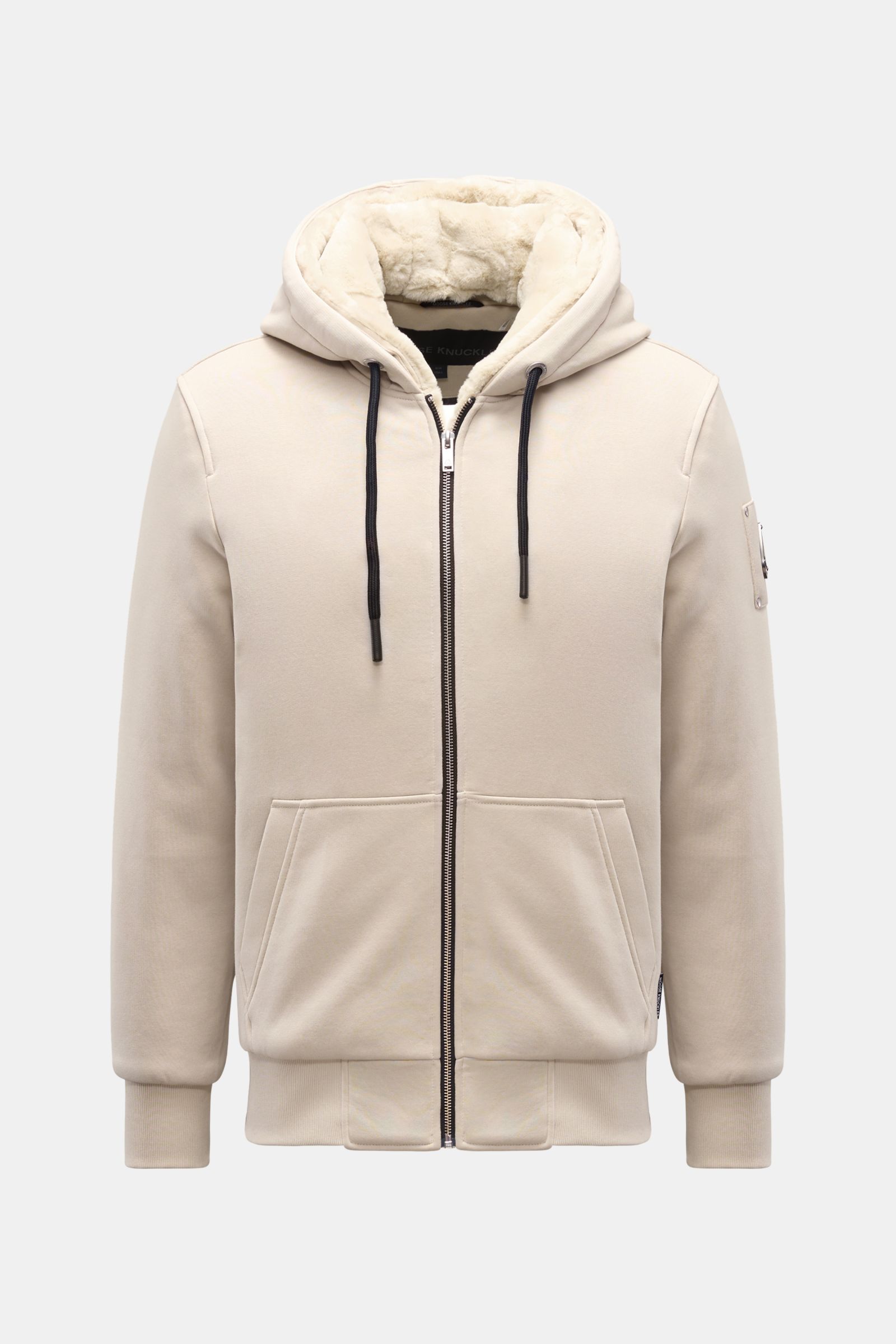 Front view of Moose Knuckles Sweatjacke 'Classic Bunny' creme with zip, hood, faux-fur lining, kangaroo pockets, and ribbed cuffs.

Perfekt für kalte Tage: Dank der leichten Wattierung und einer Kapuze mit abnehmbarem Faux-Fur-Innenfutter sind Sie mit 