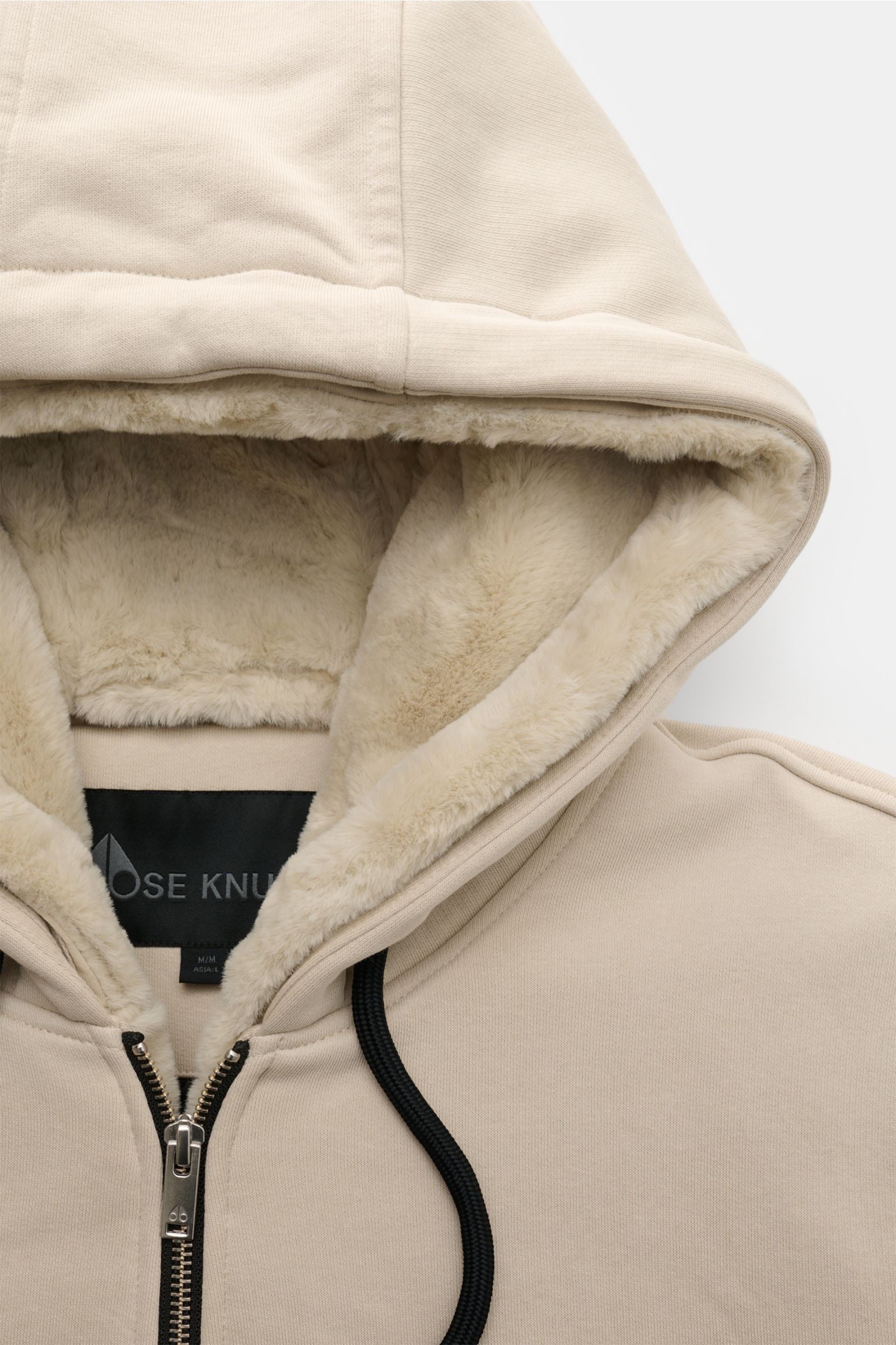 Close-up front view of the Moose Knuckles Sweatjacke 'Classic Bunny' creme with a zip-up front, black drawstring hood, and soft faux-fur lining. 

Perfekt für kalte Tage: Dank der leichten Wattierung und einer Kapuze mit abnehmbarem Faux-Fur-Innenfutte