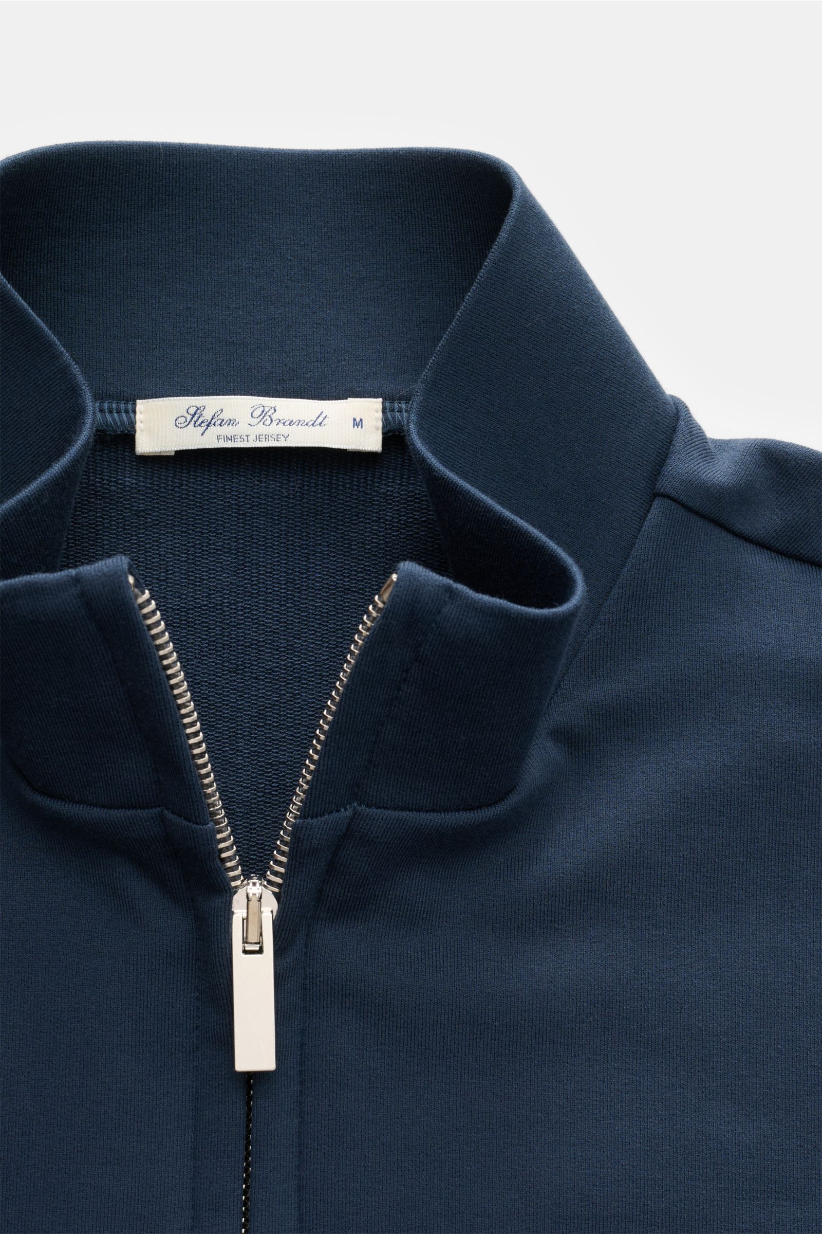 Nahaufnahme der Stefan Brandt Sweatjacke 'Joseph' navy mit hochschließendem Stehkragen, silberfarbenem Zwei-Wege-Reißverschluss, Sweat aus reiner Pima-Baumwolle, komfortablem Stretch-Anteil, geschmeidigem Griff, leichter Qualität, Slim Fit, schrägen Leist